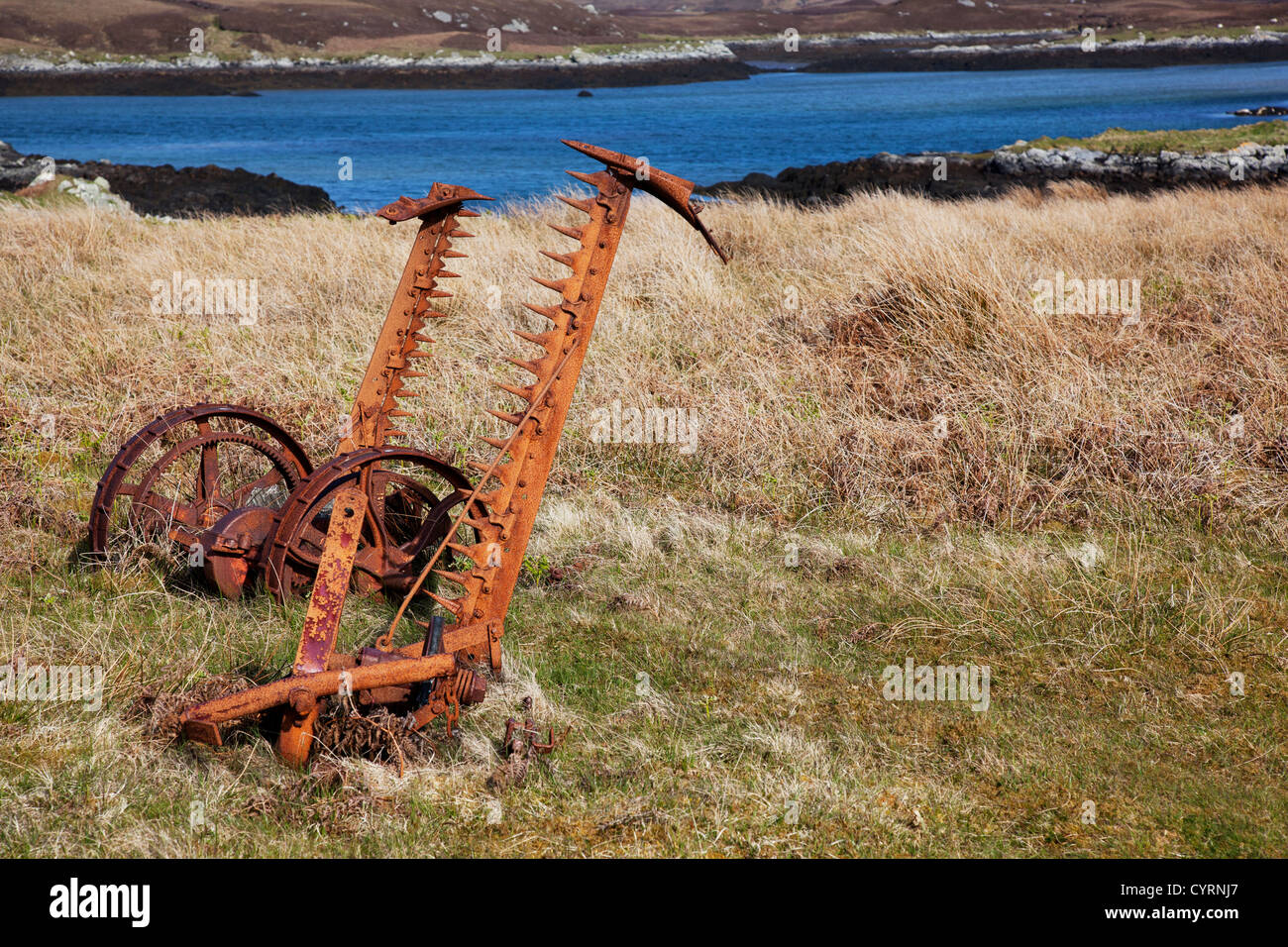 Rusty old farm machinery abandonnés à Flodaigh Benbecular sur, Hébrides extérieures, en Écosse, Royaume-Uni Banque D'Images
