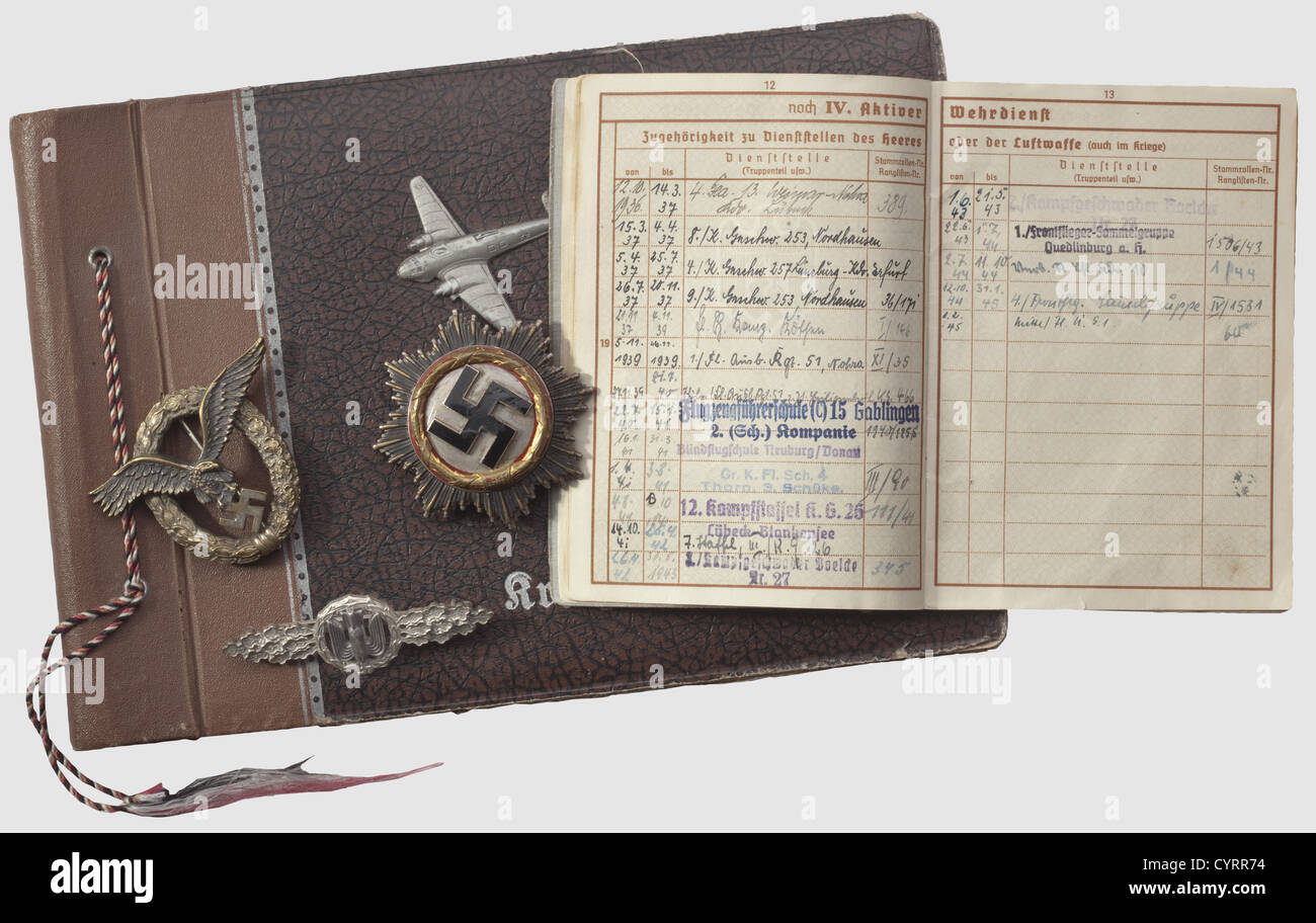 Héritage du pilote Heinrich Richter(1912 - 1972), un gobelet d'honneur, décorations et Wehrpass de 3./ KG 27 Boelcke Croix allemande en or, fabricant Deschler('1') avec gravure bite 'Richter - FW', système de fixation et émail réparé, dans le cas de présentation de prix. Inclus est la rare 16 mm miniature sur une broche avec le poinçon de maker 'L/12' et un historique, historique,années 1930,1930,20e siècle,Air Force, branche de service, branches de service, service armé, services armés, militaire, militaria, forces aériennes, objet, objets, alambics, coupure, coupures, découpe, c, droits supplémentaires - Clearences - non disponible Banque D'Images