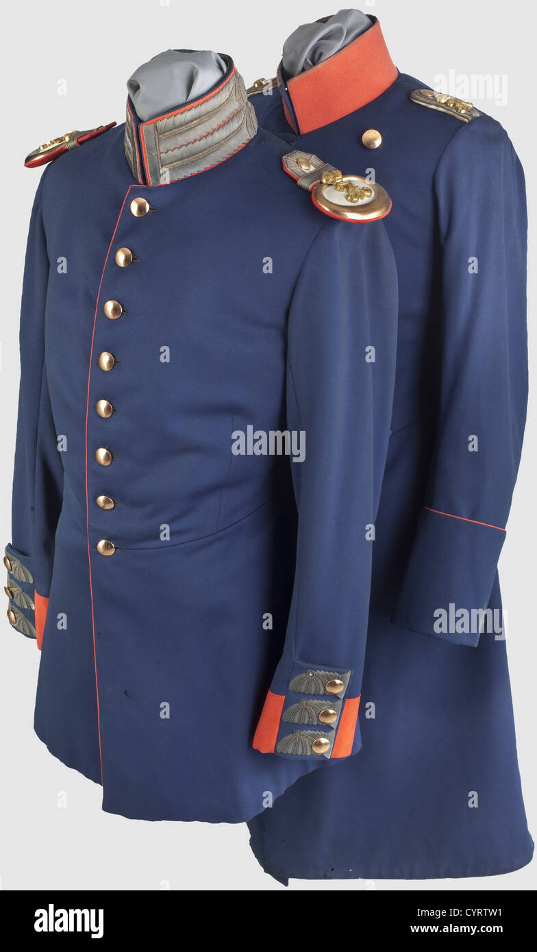 Guard Grenadier Regiment Nr. 1 Kaiser Alexander, une veste uniforme pour un lieutenant coupé à partir de tissu de laine bleu foncé. Les colliers et les boutons de manchette debout avec broderie typique pour le régiment (légèrement tonicité), épaulettes blanches avec appliqué, monogramme feu-doré, doublure en soie noire à l'intérieur. Aussi avec un manteau pour un Oberleutnant, mais la moth endommagé et manquant étiquette de nom à l'un des épaulettes. Inclus sont un officerïs ceinture et portepee, historique,historique,19ième siècle,Prusse,Prusse,Allemagne,militaria,militaire,objet,objec,droits-supplémentaires-Clearences-non disponible Banque D'Images