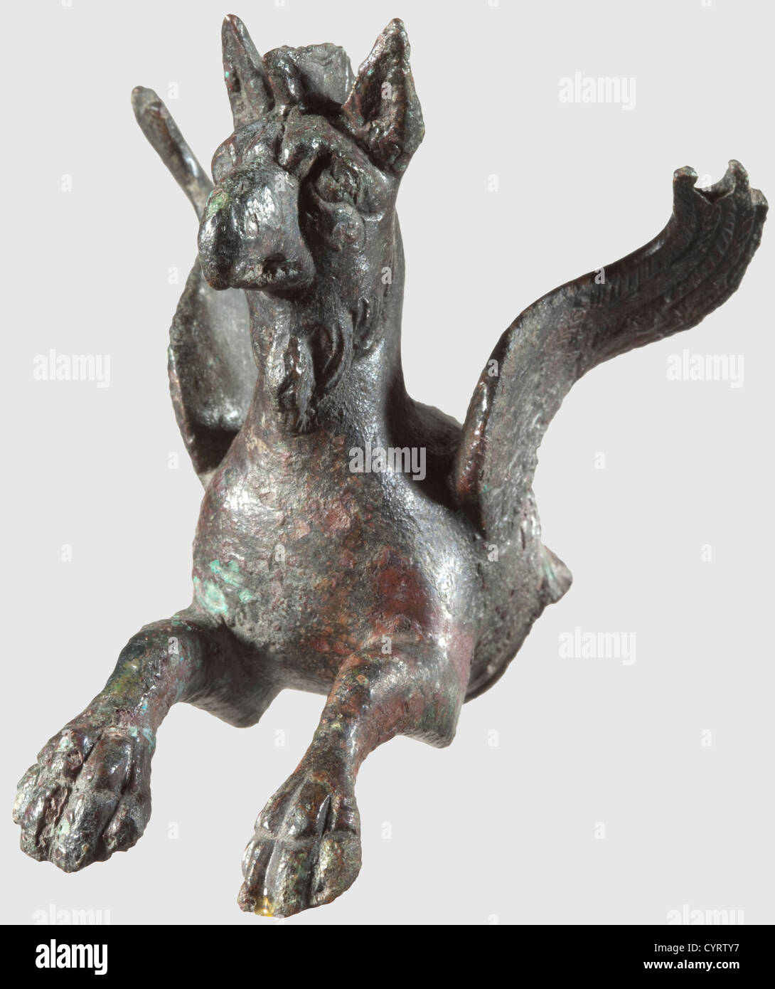 Un protome romain, en forme de gryphon, 1er/2e siècle après J.-C. Pièce frontale tridimensionnelle d'un gryphon en bronze, tête, ailes et griffes gravées et avec des détails fins. Sur les goupilles de fixation de l'autre côté. Hauteur 7.5 cm. Provenance: Collection privée sud-allemande, années 70 et suivantes, historique, historique, monde antique, monde antique, temps antique, objet, objets, alambics, coupure, découpe, découpe, découpe, Méditerranée, métaux précieux, métaux précieux, sculpture, sculptures, statuette, figurine, figurines, statuettes, beaux-arts, art, droits additionnels-Clearences-non disponible Banque D'Images