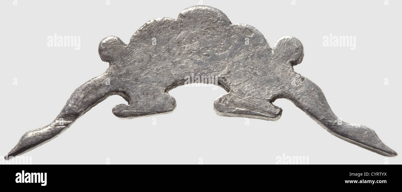 Poignée grecque argentée d'un bol à boire, vers 500 av. J.-C. Manche en fonte avec des décorations florales en relief d'un côté et représentation d'un homme barbu, les extrémités latérales en forme de têtes de cygne. Largeur 6.6 cm, poids 15.5 g. Provenance: Collection privée sud-allemande, années 70 et plus tard, historique, historique, monde antique, monde antique, temps antique, objet, objets, alambics, coupure, découpe, découpes, méditerranée, métaux précieux, bijoux, bijoux, droits additionnels-Clearences-non disponible Banque D'Images Poignée grecque argentée d'un bol à boire, vers 500 av. J.-C. Manche en fonte avec des décorations florales en relief d'un côté et représentation d'un homme barbu, les extrémités latérales en forme de têtes de cygne. Largeur 6.6 cm, poids 15.5 g. Provenance: Collection privée sud-allemande, années 70 et plus tard, historique, historique, monde antique, monde antique, temps antique, objet, objets, alambics, coupure, découpe, découpes, méditerranée, métaux précieux, bijoux, bijoux, droits additionnels-Clearences-non disponible Banque D'Images