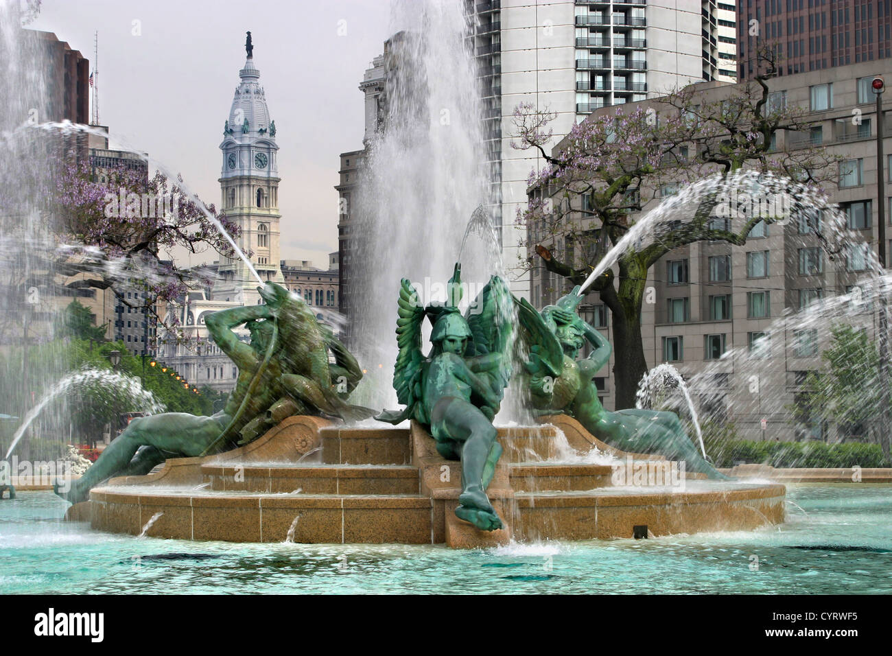 Swann Memorial Fountain avec l'Hôtel de ville en arrière-plan, Logan Square, Philadelphie, Pennsylvanie, USA Banque D'Images