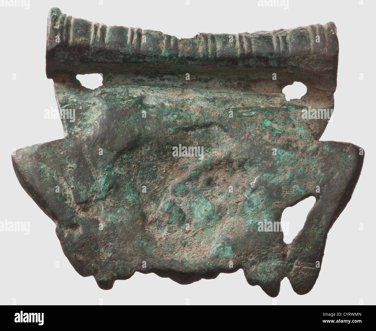 Une application grecque avec un masque de magnifique ion, vers 800 avant J.-C. de bronze moulé massif avec une patine vert-noir. Gorgon modélisé de façon très complexe avec des bras pliés sur les côtés. Le dessus avec une borne semi-circulaire striée et perforée. Largeur 6.7 cm. Provenance: Collection privée sud-allemande, années 1970 et plus tard, historique, historique, XXe siècle, monde antique, monde antique, temps anciens, objet, objets, alambics, coupure, découpe, découpe, Méditerranée, métaux précieux, métaux précieux, masque, masques, droits additionnels-Clearences-non disponible Banque D'Images Une application grecque avec un masque de magnifique ion, vers 800 avant J.-C. de bronze moulé massif avec une patine vert-noir. Gorgon modélisé de façon très complexe avec des bras pliés sur les côtés. Le dessus avec une borne semi-circulaire striée et perforée. Largeur 6.7 cm. Provenance: Collection privée sud-allemande, années 1970 et plus tard, historique, historique, XXe siècle, monde antique, monde antique, temps anciens, objet, objets, alambics, coupure, découpe, découpe, Méditerranée, métaux précieux, métaux précieux, masque, masques, droits additionnels-Clearences-non disponible Banque D'Images