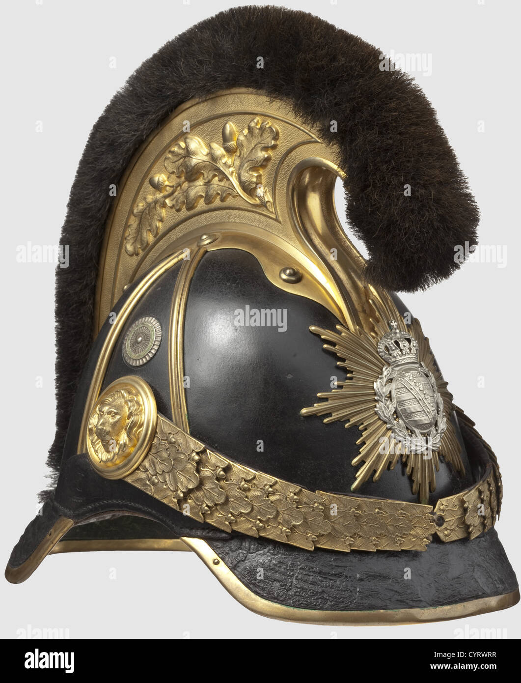 Un casque M 1867 pour officiers,des régiments Saxon de Cavalry corps en cuir noir avec garnitures en laiton doré, couche de bras en nickel argent comme étoile, peigne en relief avec décoration de feuilles de chêne et couture de crin, les chinscale également en relief et attaché à une rosette à tête de lion (une échelle avec fermoir est manquante), blason national sur le côté droit. Bandeau en cuir, la doublure textile est manquante. La carrosserie avec une étiquette adhésive endommagée « G.H. Osang KGL. Sächs. Hoflieferant ...'. Hauteur 28 cm,historique,historique,19e siècle,Saxe,Saxe,Saxe,Saxe,Allemagne,droits additionnels-Clearences-non disponible Banque D'Images