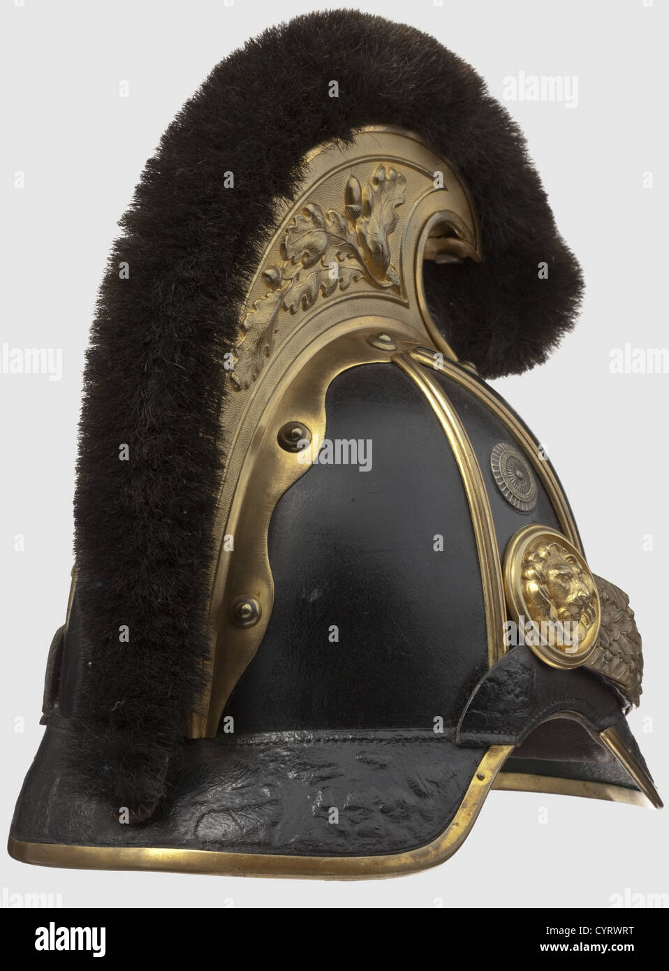 Un casque M 1867 pour officiers,des régiments Saxon de Cavalry corps en cuir noir avec garnitures en laiton doré, couche de bras en nickel argent comme étoile, peigne en relief avec décoration de feuilles de chêne et couture de crin, les chinscale également en relief et attaché à une rosette à tête de lion (une échelle avec fermoir est manquante), blason national sur le côté droit. Bandeau en cuir, la doublure textile est manquante. La carrosserie avec une étiquette adhésive endommagée « G.H. Osang KGL. Sächs. Hoflieferant ...'. Hauteur 28 cm,historique,historique,19e siècle,Saxe,Saxe,Saxe,Saxe,Allemagne,droits additionnels-Clearences-non disponible Banque D'Images