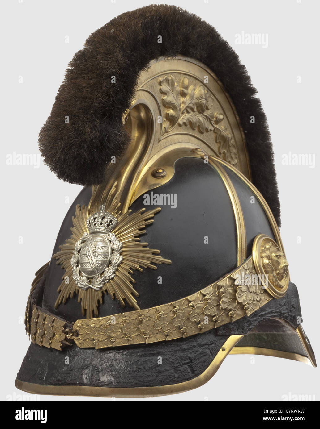 Un casque M 1867 pour officiers,des régiments Saxon de Cavalry corps en cuir noir avec garnitures en laiton doré, couche de bras en nickel argent comme étoile, peigne en relief avec décoration de feuilles de chêne et couture de crin, les chinscale également en relief et attaché à une rosette à tête de lion (une échelle avec fermoir est manquante), blason national sur le côté droit. Bandeau en cuir, la doublure textile est manquante. La carrosserie avec une étiquette adhésive endommagée « G.H. Osang KGL. Sächs. Hoflieferant ...'. Hauteur 28 cm,historique,historique,19e siècle,Saxe,Saxe,Saxe,Saxe,Allemagne,droits additionnels-Clearences-non disponible Banque D'Images