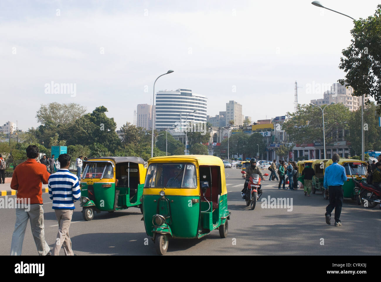 Pousse-pousse automatique et des gens sur la route, New Delhi, Inde Banque D'Images