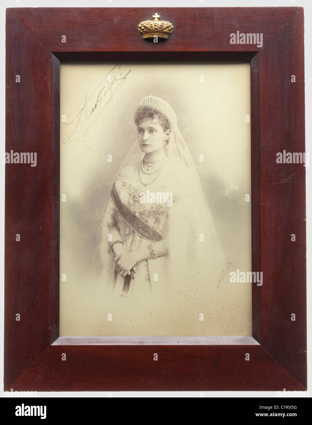 Portrait photo de Tsarina Alexandra Feodorovna, avec signature manuscrite à l'encre de la Russie, CA. 1900. Le bord droit avec la signature en relief du photographe de la cour 'A. Pasetti'. Imprimé en or sur le dos le nom du photographe avec plusieurs médailles. Légèrement taché. Sous le verre, dans un cadre en bois laqué brun, le dessus appliqué avec une couronne impériale dorée bronze de laiton. Le socle du châssis à l'arrière est manquant. Photo CA. 21,6 x 15 cm, cadre 30,3 x 23,5 cm. Alexander Ivanovich Pasetti étudie à l'académie d'art de Saint-Pétersbourg et y remporte des médailles d'argent en 1872 et, Banque D'Images