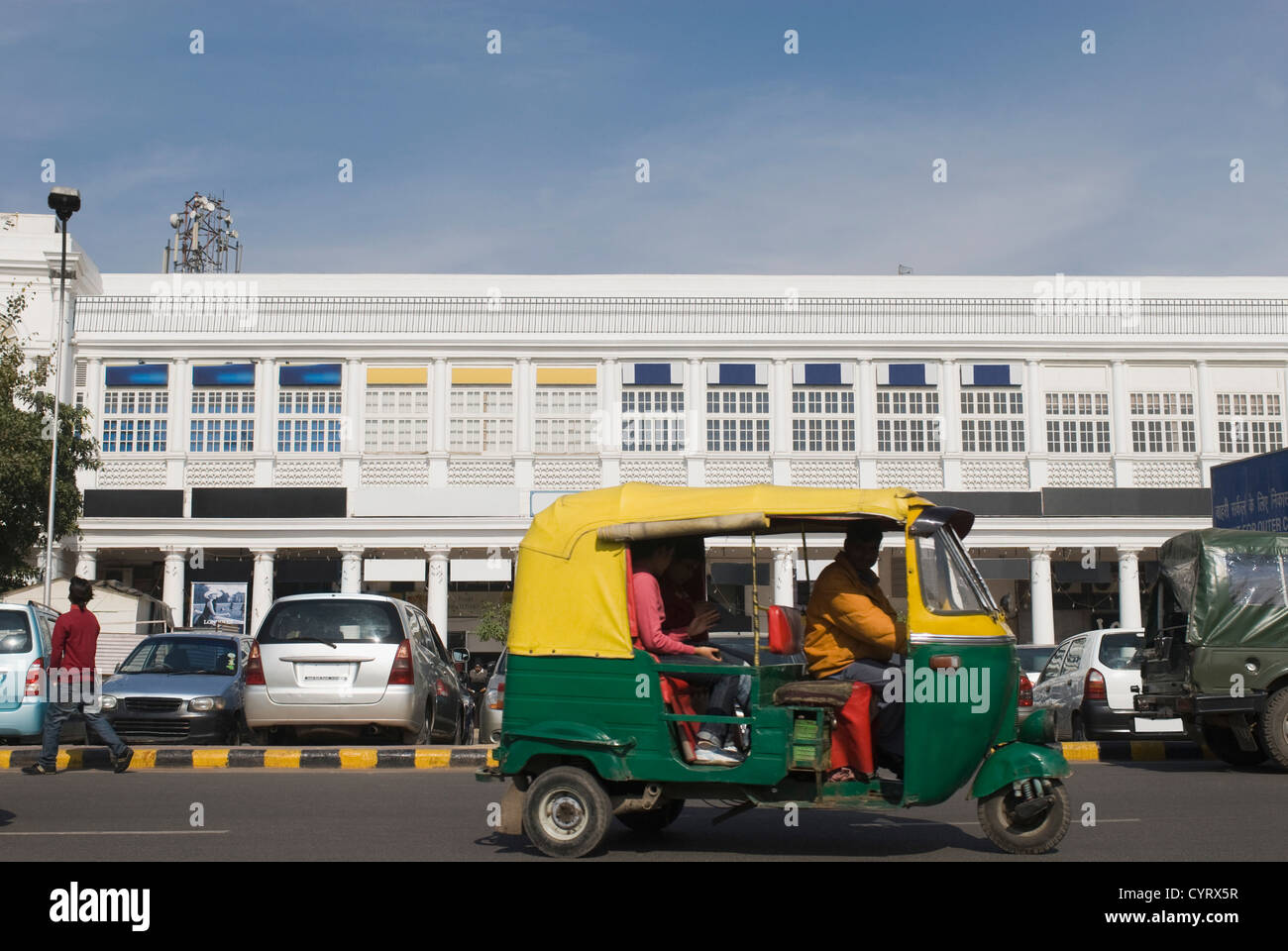 Pousse-pousse sur la route, New Delhi, Inde Banque D'Images