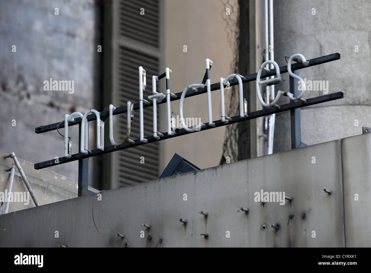 Fermé, cinéma multicines, Madrid, Espagne. Close-up détail néon cassé Banque D'Images