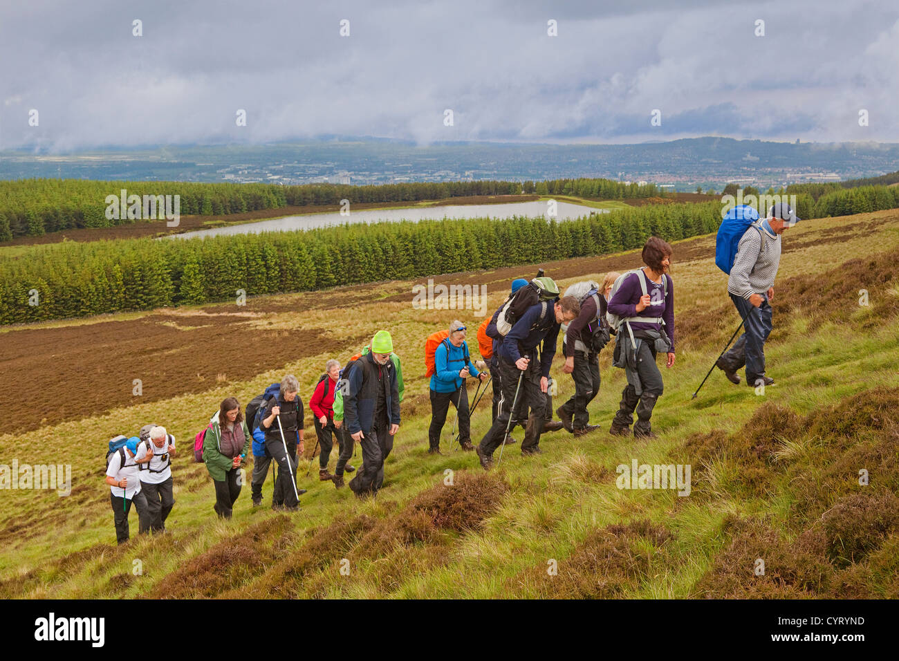 Un club de randonnée dans les Pentland Hills près de réservoir Bonaly Banque D'Images