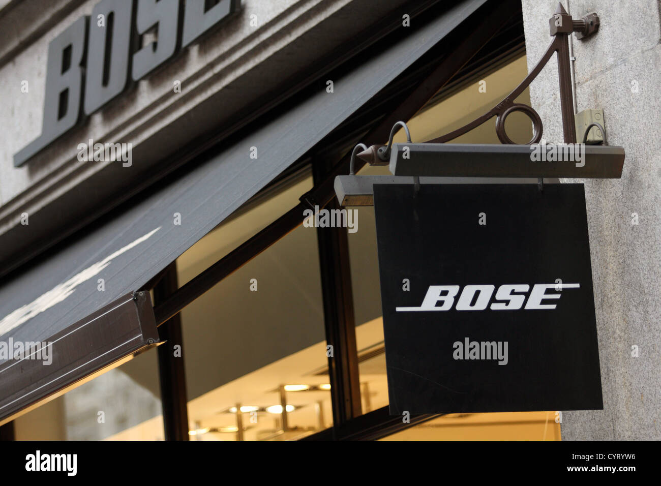 Un signe pour le magasin Bose dans Regent Street London Photo Stock - Alamy