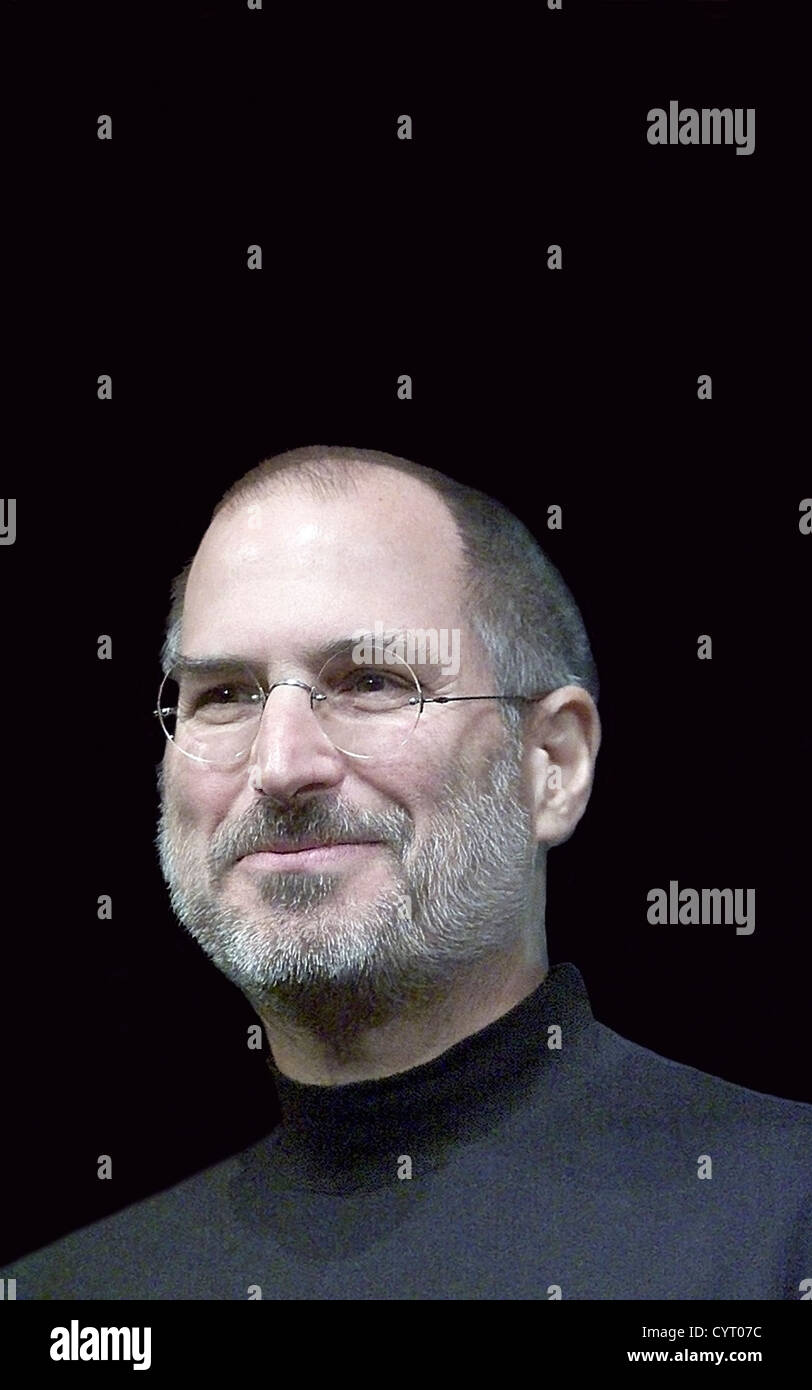 Pdg d'Apple Steve Jobs sur scène pour annoncer l'iPod U2 à San Jose, CA en 2004 Banque D'Images