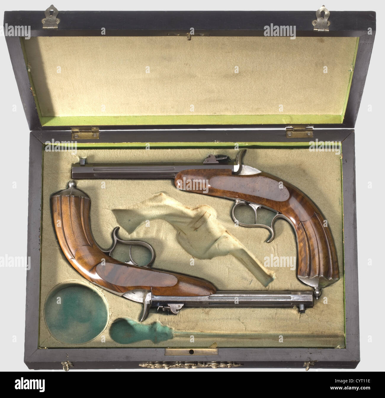 Deux pistolets de salon, vers 1870/80. Fûts octogonaux et cannelés bleutés, vues réglables sur les côtés supérieurs. Un pistolet avec alésage rivé (signé 'H. Knecht St. Galln'), l'autre avec alésage lisse, les deux en cal. Flobert 6 mm, avec alésages brillants. Demi-stocks de noyer finement grainé avec meubles en fer, l'un d'eux avec gravure de tendril, l'autre lisse. Un brut fissuré, le cylindre de bleuissement d'un pistolet frotté. Longueur 30 cm chacun. Dans un boîtier ébonisé avec des supports en nickel argent, doublé à l'intérieur avec un tissu vert pâle, à l'origine équipé pour une paire de pistolets, un rév, droits supplémentaires - Clearences - non disponible Banque D'Images