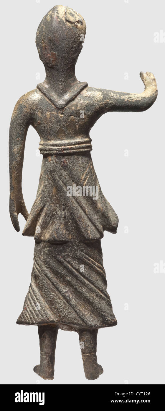 Une figurine celto-romaine d'Athena, premier siècle avant Jésus-Christ/premier siècle après Jésus-Christ. Bronze avec patine verdâtre. Une figure féminine debout dans le style celtique typique modélisé à partir d'exemples romains. Le blindage et la lance sont manquants. Monté sur une base en verre acrylique. Hauteur sans la base 10,7 cm. Provenance: Collection allemande privée, acquise dans les années 1990, peuple, XXe siècle, monde ancien, monde ancien, temps ancien, objet, objets, alambics, découpage, découpe, découpe, découpes, méditerranée, métaux précieux, sculpture, sculptures, statuette, figurine, figurines, Banque D'Images