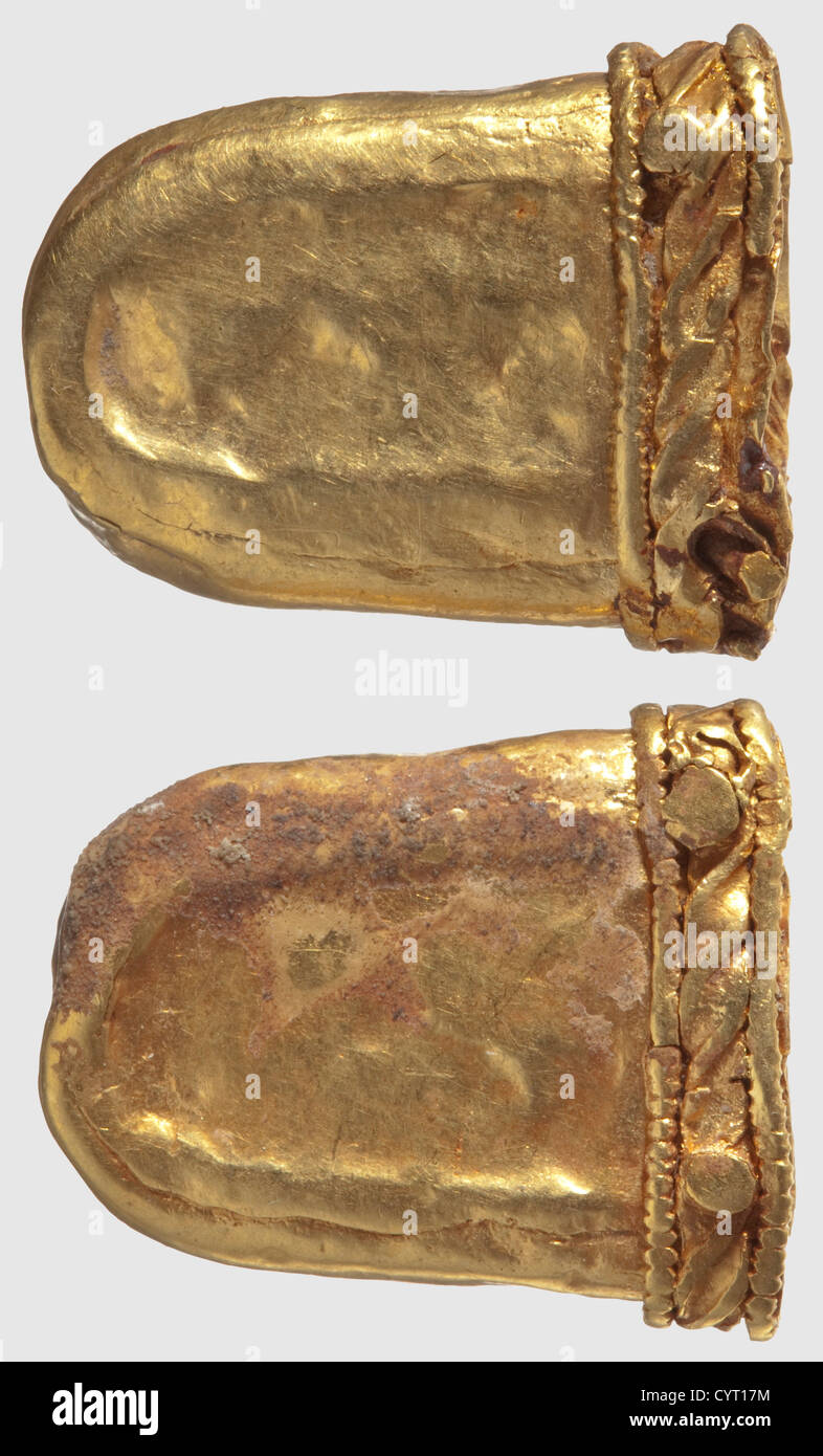 Deux extrémités de sangle d'or, période de migration, 5e/6e siècle. L'extérieur des raccords est décoré avec soin avec du fil d'or, et chacun a retenu deux rivets d'or. Longueur de chaque 2.1 cm. Poids total 12.5 g. Provenance: Collection privée dans le sud de l'Allemagne, acquise dans les années 70 et plus tard, historique, historique, monde antique, monde antique, temps anciens, objet, objets, alambics, coupure, découpe, découpe, méditerranéen, métaux précieux, métaux précieux, bijoux, droits additionnels-Clearences-non disponible Banque D'Images