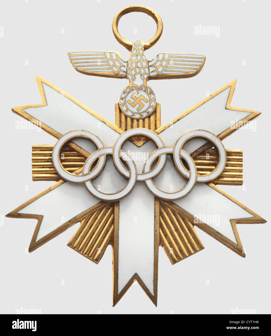 Décoration des Jeux Olympiques allemands, une 2ème classe avec le document de récompense Bronze avec logo olympique en émail blanc obverse des Jeux de 1936, l'œillet de suspension rigide dans la tête de l'aigle national.Reverse avec les anneaux olympiques,attaché par deux rivets creux à tête ronde.Dimensions avec anneau 54.4 x 65.4 mm,poids 32.9 g.rayures émaillées minimales(Nie 6.02.21b).document de récompense Pour la 2e classe, accordée le 28 novembre 1936 au 'Professeur Dr. Franz Wirz' document rendu en deux couleurs avec d'Adolf Hitler, sans sceau d'aveugle-estampillé.Dimensions 21 x 29.5 cm,h,droits-supplémentaires-Clearences-non disponible Banque D'Images