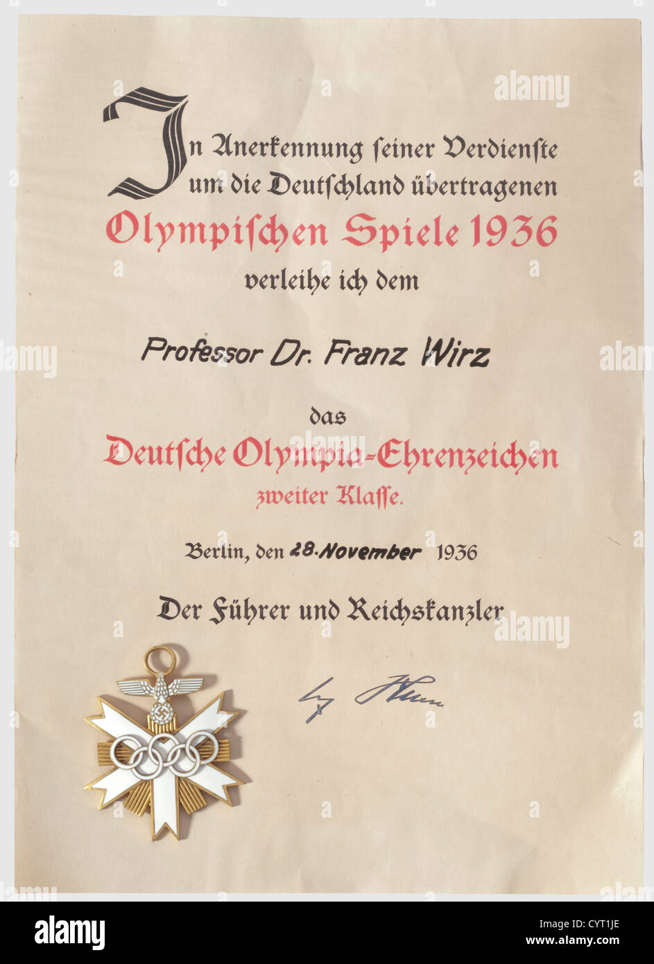 Décoration des Jeux Olympiques allemands, une 2ème classe avec le document de récompense Bronze avec logo olympique en émail blanc obverse des Jeux de 1936, l'œillet de suspension rigide dans la tête de l'aigle national.Reverse avec les anneaux olympiques,attaché par deux rivets creux à tête ronde.Dimensions avec anneau 54.4 x 65.4 mm,poids 32.9 g.rayures émaillées minimales(Nie 6.02.21b).document de récompense Pour la 2e classe, accordée le 28 novembre 1936 au 'Professeur Dr. Franz Wirz' document rendu en deux couleurs avec d'Adolf Hitler, sans sceau d'aveugle-estampillé.Dimensions 21 x 29.5 cm,h,droits-supplémentaires-Clearences-non disponible Banque D'Images
