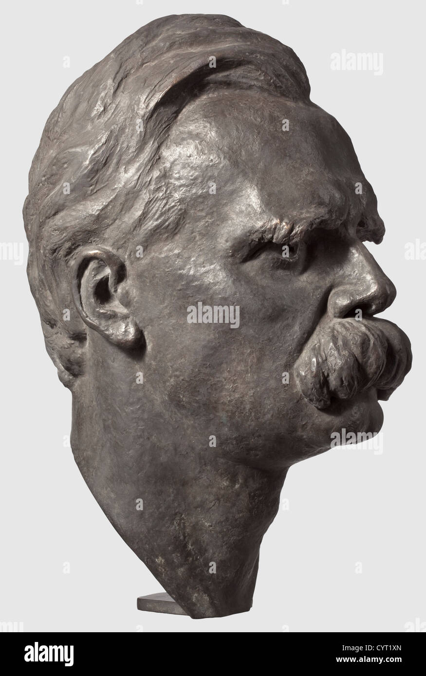 Friedrich Nietzsche (1844 - 1900), un buste de portrait de Friedrich Rogge 1943 Bronze avec patine sombre, la représentation plus grande que la vie signée à la nuque 'J.F. Rogge, la plinthe avec le timbre de fonderie 'Lenz'. Hauteur env. 53 cm. Ce buste et le masque de mort suivant ont été faits pour le mémorial de Nietzsche, qui a été planifié à Weimar et devait abriter les archives de Nietzsche. Le Dr Johannes Friedrich Rogge (1898 - 1983) a d'abord étudié les sciences avant de se consacrer aux beaux-arts à partir de 1922. Malgré l'affirmation critique qu'il a acquise lors de l'exposition d'art de Berlin, il, Banque D'Images