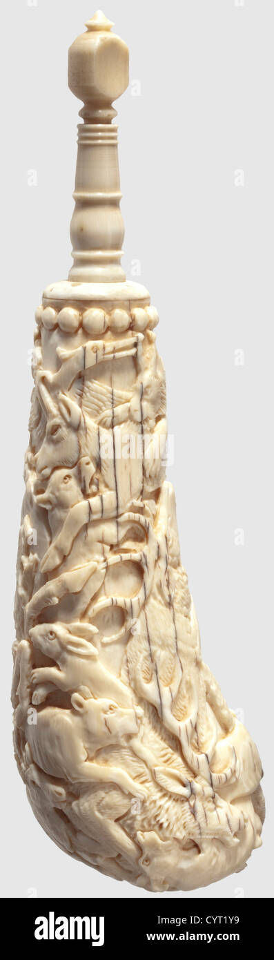Une corne de poudre d'ivoire sculptée, allemande, 1ère moitié du XVIIIe siècle. Corne creuse en deux pièces avec scène de combat en trois dimensions et sculptée en cercle représentant des chiens, des cerfs, des lièvres, des sangliers et des oiseaux. Bec verseur et bouchon en ivoire tournés. Corps présentant de petites fissures de retrait. Longueur 20 cm, historique, historique, 18ème siècle, fiole de poudre, accessoire, accessoires, militaire, militaria, objet, objets, alambics, utilitaires, utilité, coupure, coupures, ustensile, pièce d'équipement, ustensiles, droits additionnels-Clearences-non disponible Banque D'Images