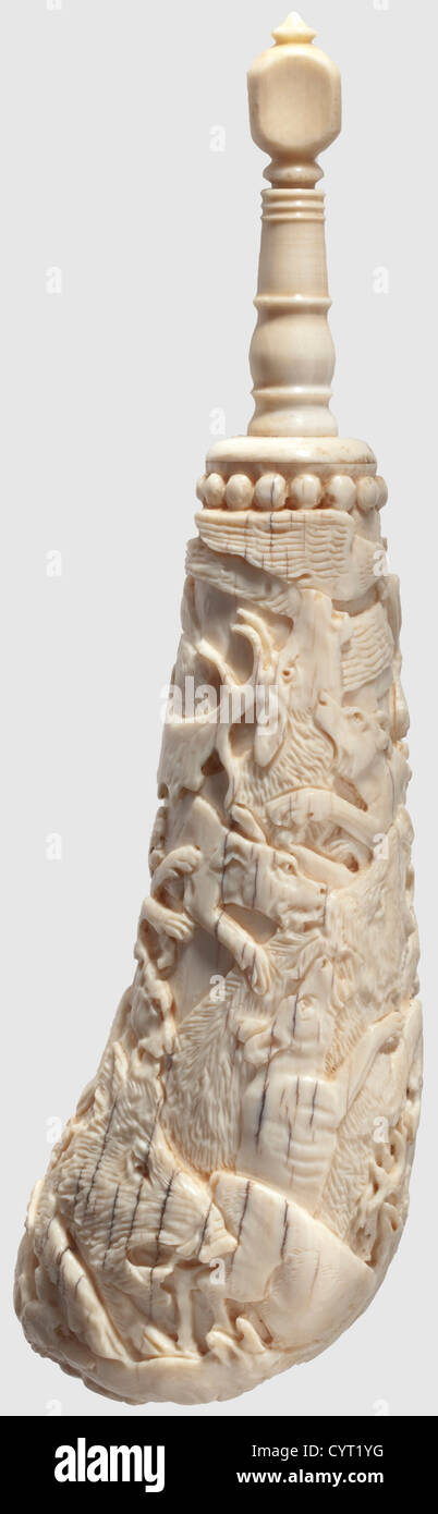 Une corne de poudre d'ivoire sculptée, allemande, 1ère moitié du XVIIIe siècle. Corne creuse en deux pièces avec scène de combat en trois dimensions et sculptée en cercle représentant des chiens, des cerfs, des lièvres, des sangliers et des oiseaux. Bec verseur et bouchon en ivoire tournés. Corps présentant de petites fissures de retrait. Longueur 20 cm, historique, historique, 18ème siècle, fiole de poudre, accessoire, accessoires, militaire, militaria, objet, objets, alambics, utilitaires, utilité, coupure, coupures, ustensile, pièce d'équipement, ustensiles, droits additionnels-Clearences-non disponible Banque D'Images