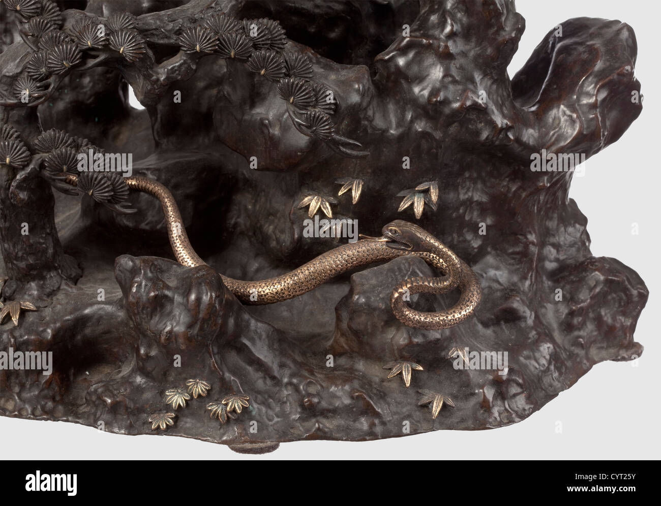 Un grand bassin d'encens japonais, période Meiji UN bassin de deux pièces de bronze patiné avec des détails partiellement polis. La base sous forme de paysage rocheux avec des feuilles appliquées en trois dimensions, des branches de pin et un serpent. Le corps globulaire représentant un aigle d'un côté et un dragon de pluie de l'autre. Le bord du feu plat avec la frise décorative de relief et Kiku mons. Le foyer inséré est manquant. Superbe fonte de bronze avec détails raffinés. Hauteur 60.5 cm,historique,historique,19e siècle,japonais,asiatique,Asie,extrême-Orient,objet,objets,photos,clip,droits-supplémentaires-Clearences-non disponible Banque D'Images