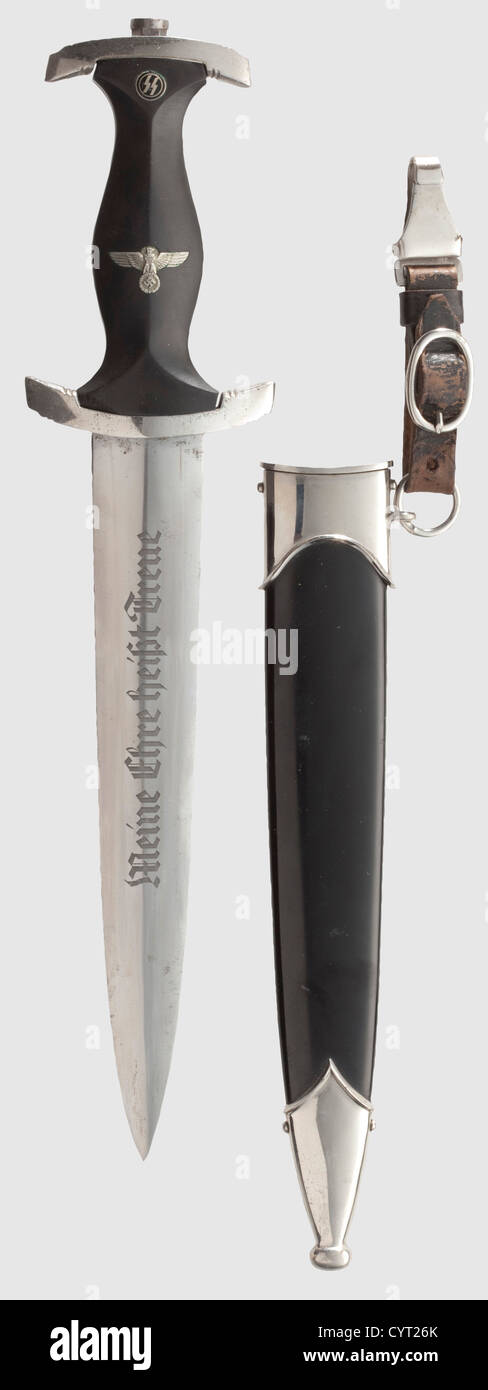 Un dagger de service SS M 1933 avec suspension en cuir, Artur Schüttelhöfer & Co. Solingen Blade avec devise gravée, inverser le logo RZM au-dessus du code '534/38/SS'. Pommel et quillons nickelés, légèrement frottés. Poignée en bois noir avec ancien nom inscrit, partie inférieure avec petit défaut, la partie supérieure restaurée. Fourreau en acier peint noir, fixations nickellées et suspension en cuir. Longueur 37.2 cm,historique,historique,années 1930,20e siècle,Waffen-SS,Division armée de la SS,service armé,services armés,NS,national-socialisme,nazisme,troisième Reich,Allemagne,mil,droits additionnels-Clearences-non disponible Banque D'Images