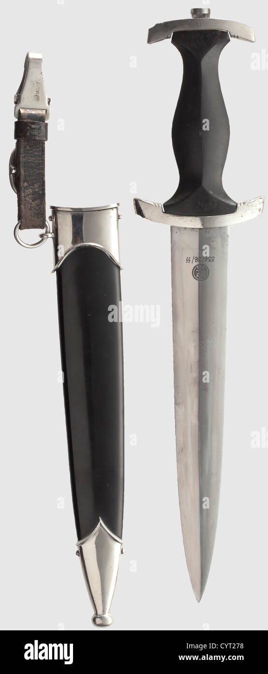 Un dagger de service SS M 1933 avec suspension en cuir, Artur Schüttelhöfer & Co. Solingen Blade avec devise gravée, inverser le logo RZM au-dessus du code '534/38/SS'. Pommel et quillons nickelés, légèrement frottés. Poignée en bois noir avec ancien nom inscrit, partie inférieure avec petit défaut, la partie supérieure restaurée. Fourreau en acier peint noir, fixations nickellées et suspension en cuir. Longueur 37.2 cm,historique,historique,années 1930,20e siècle,Waffen-SS,Division armée de la SS,service armé,services armés,NS,national-socialisme,nazisme,troisième Reich,Allemagne,mil,droits additionnels-Clearences-non disponible Banque D'Images