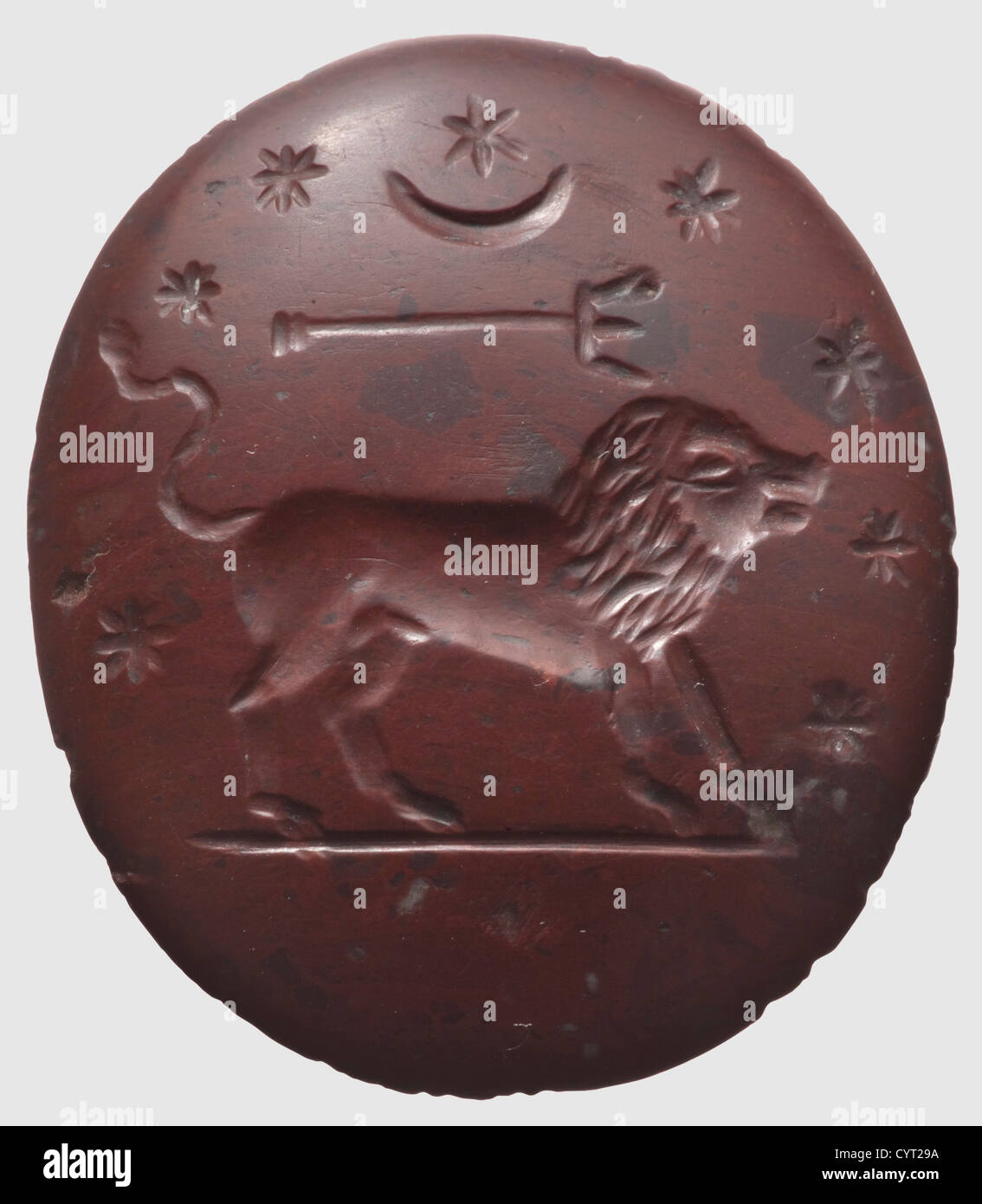 Un Abraxas romain intaglio,Méditerranée orientale,2nd/3rd Century A.D. Jasper poli rouge avec image incisée, l'obverse montrant une figure Abraxas, avec un geste de bénédiction, un ornant et une inscription grecque, l'inverse avec un lion surmonté d'un croissant et huit étoiles. L'arête est légèrement heurtée. Hauteur 3.2. Cm. La figure d'Abraxas, vénérée comme un symbole du Dieu le plus haut, est basée sur les enseignements des basilides gnostiques égyptiens (qui sont morts en ca. 145 A.D.). Des amulettes comme la pièce actuelle étaient conservées dans la main, sous la langue ou cousues dans le vêtement, droits additionnels-Clearences-non disponibles Banque D'Images