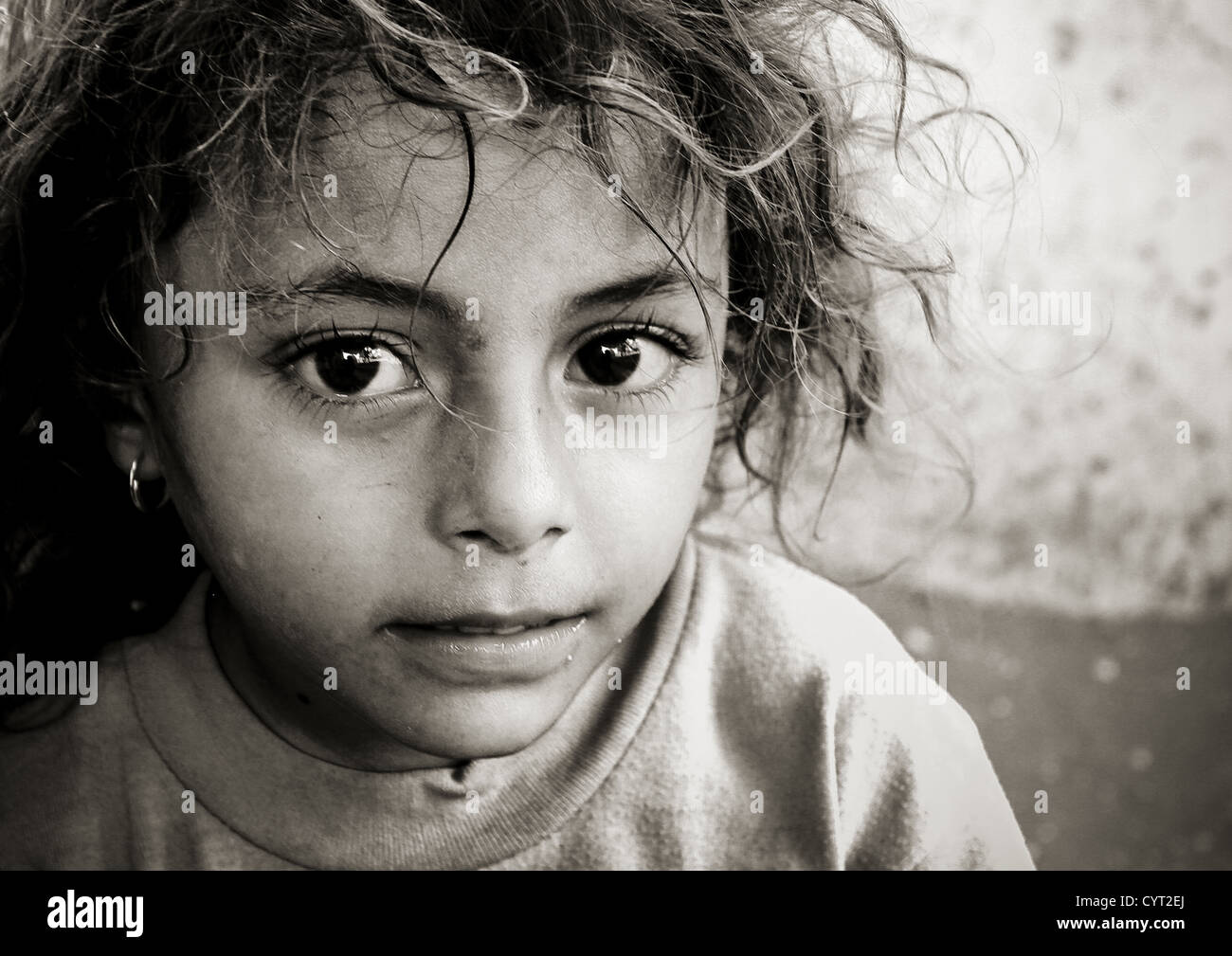 Portrait noir et blanc d'une petite fille yéménite avec de grands yeux sombres, au Yémen Banque D'Images