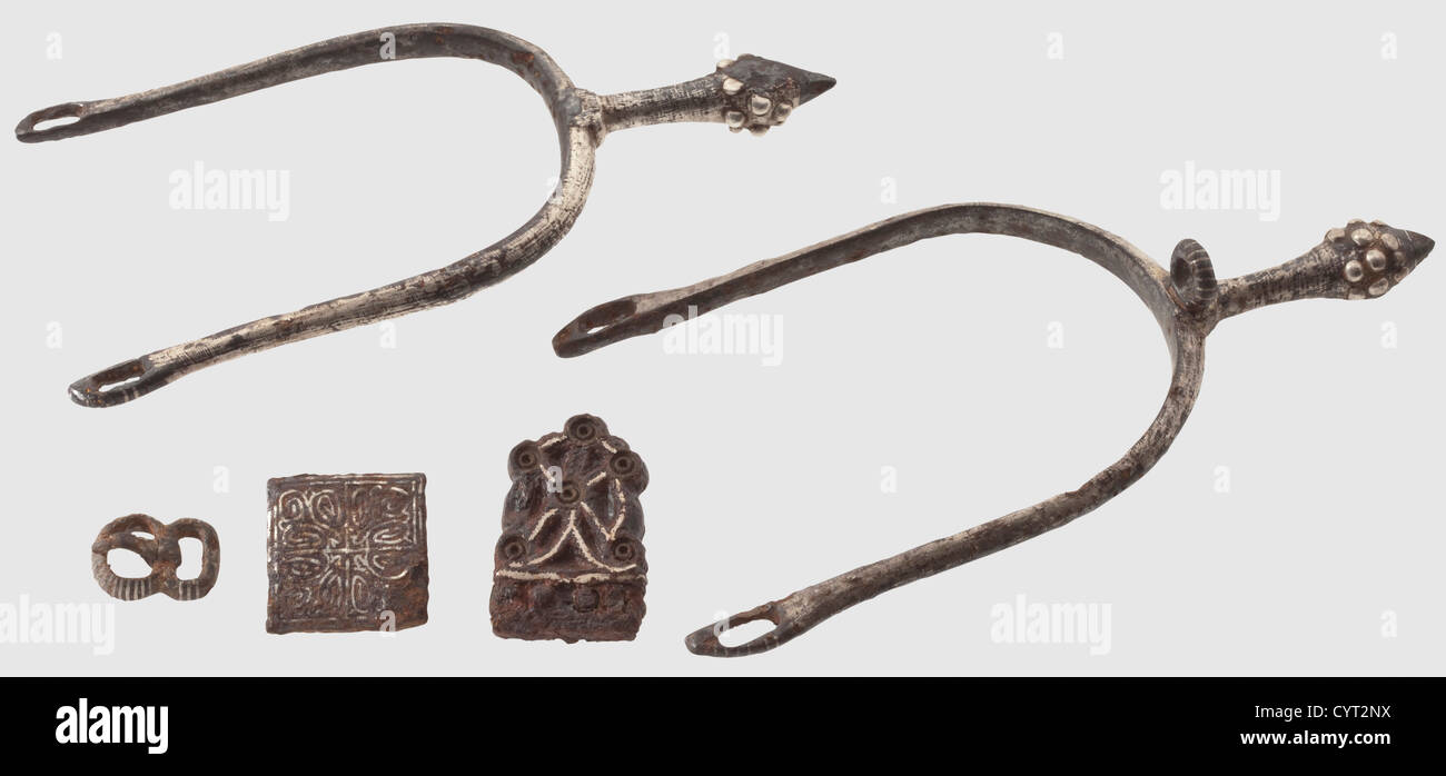 Deux perches byzantines avec des incrustations d'argent, du 9e au 11e siècle. Fer forgé, avec toute la surface incrustée en argent. Anneaux rivetés à l'endroit où la chape rejoint le col. Longueurs 17.2 cm et 16 cm. Une fabrication de luxe exceptionnelle. Ils sont fournis avec trois pièces de montage de courroie. Voir: Hermann Historica,60ème enchère,lots 2129/30. Provenance: Collection privée aux Etats-Unis, acquise dans les années 1980,historique,historique,20ème siècle,11ème siècle,10ème siècle,9ème siècle,monde antique,temps anciens,objet,objets,alambics,découpe,découpe,découpes,m,droits additionnels-Clearences-non disponible Banque D'Images