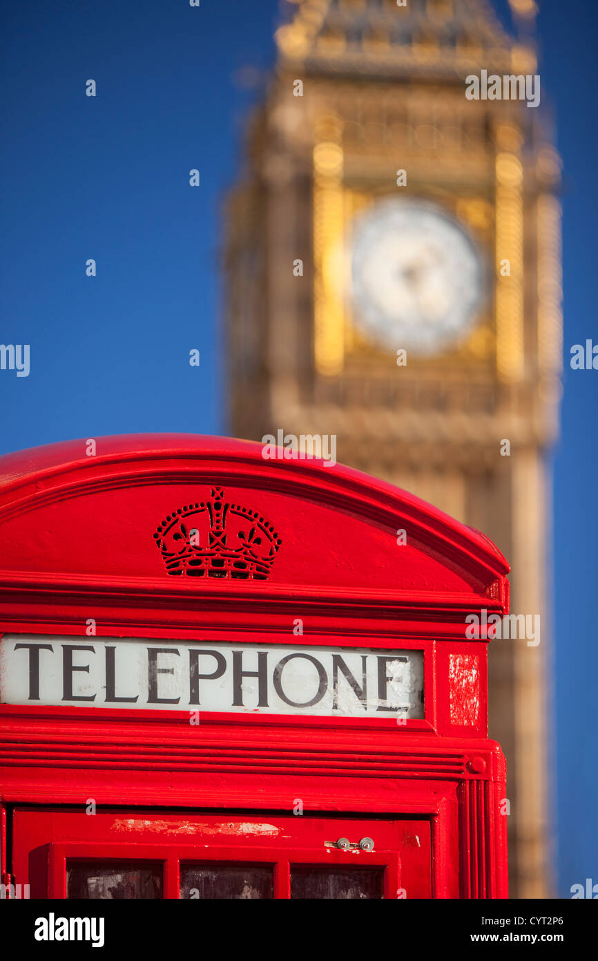 Cabine téléphonique avec la tour de Big Ben au-delà, Westminster, London England, UK Banque D'Images