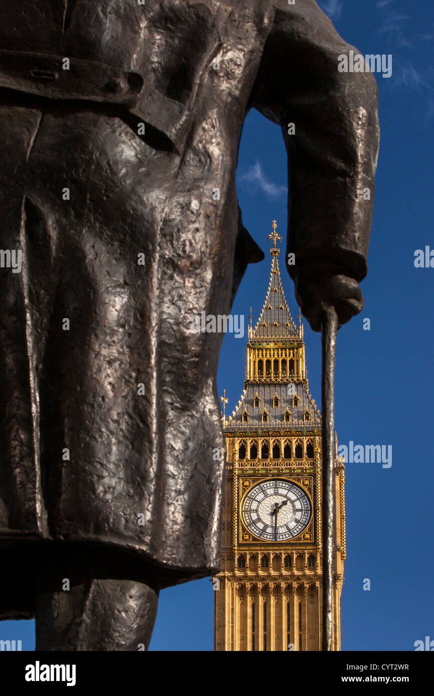 Statue en bronze de Winston Churchill avec tour de Big Ben au-delà, Westminster, London England, UK Banque D'Images