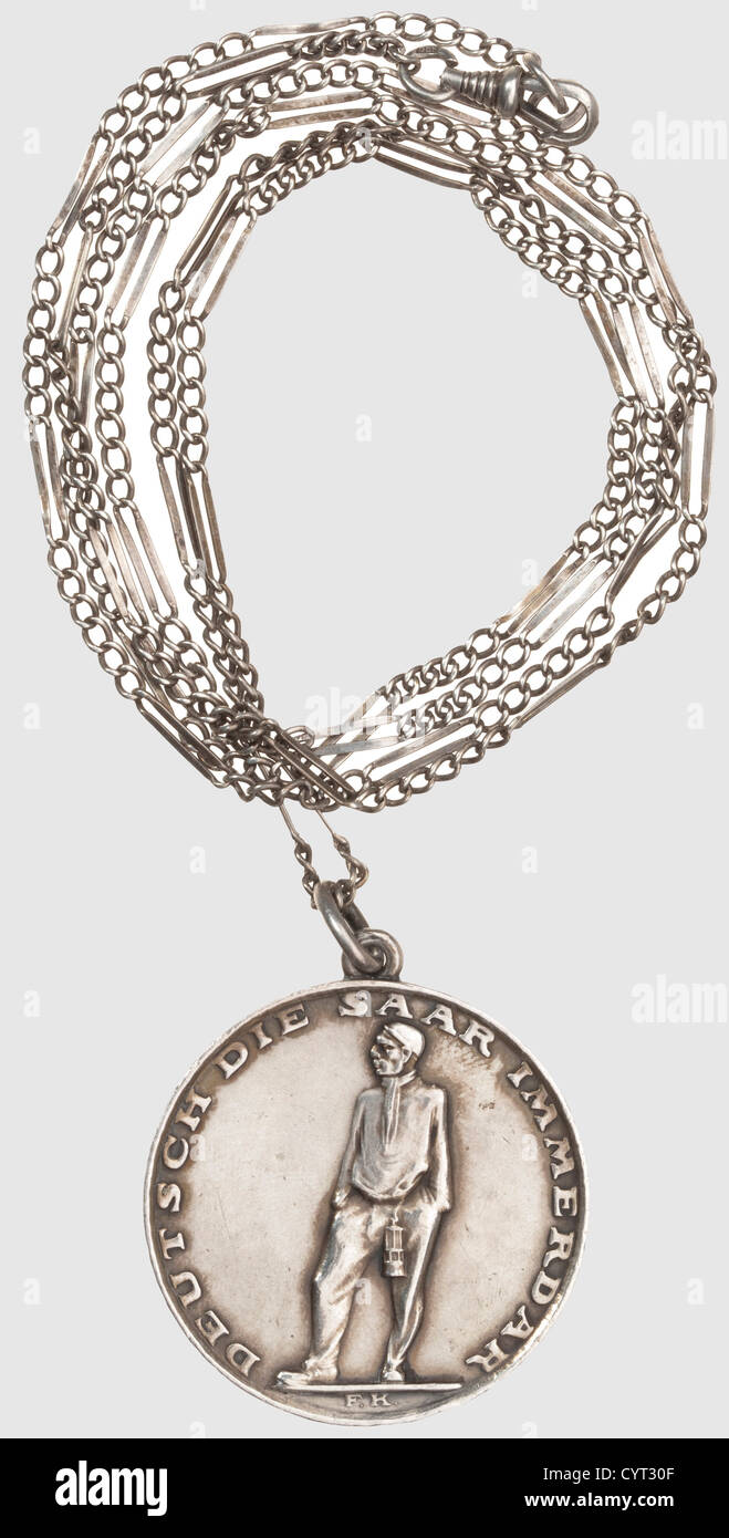 Une statue de fer noirci sur le plébiscite Saar, médaille d'argent Saar, menthe principale Munich UN mineur de fer, noirci, avec piraxe et lampe de minérai.l'arrière avec bouclier d'argent appliqué portant la mention stylisée 'au Père du Saar dans le Foreign Office Völklingen,dans l'année de la libération 1935' et la signature 'N.Ruhling'.a marqué à droite n° '8'.hauteur 54.5 cm,poids 13.8 kg.Médaille d'argent avec timbre gravereux 'F.K.',devise 'Deutsch die Saar immerdar'(tr.'le Saar restera toujours allemand')et date du plébiscite Saar '13.1.1935'.Emboss,droits additionnels-Clearences-non disponible Banque D'Images