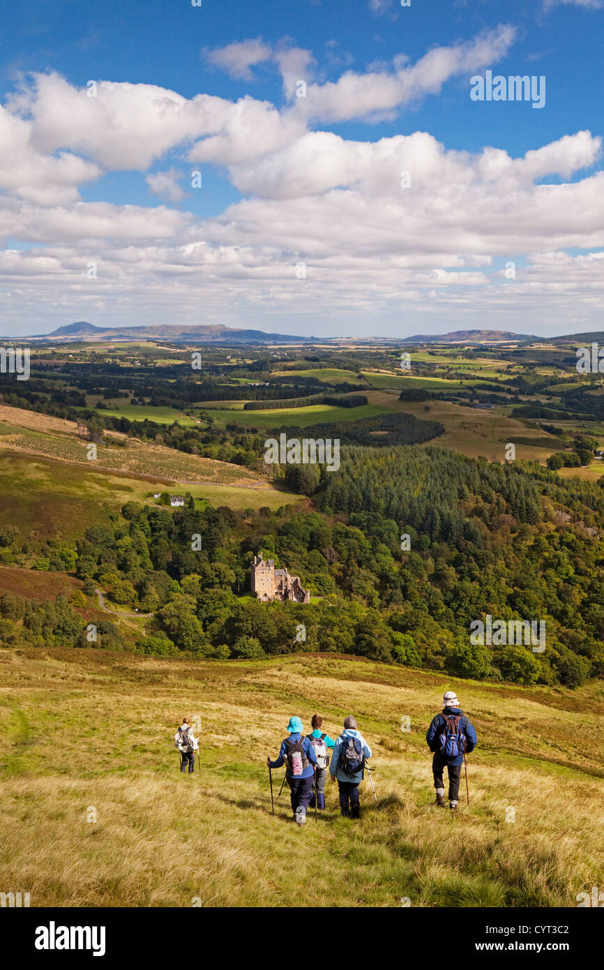 Les marcheurs en descente à partir du siège du roi au Château de Campbell en Dollar Glen Banque D'Images