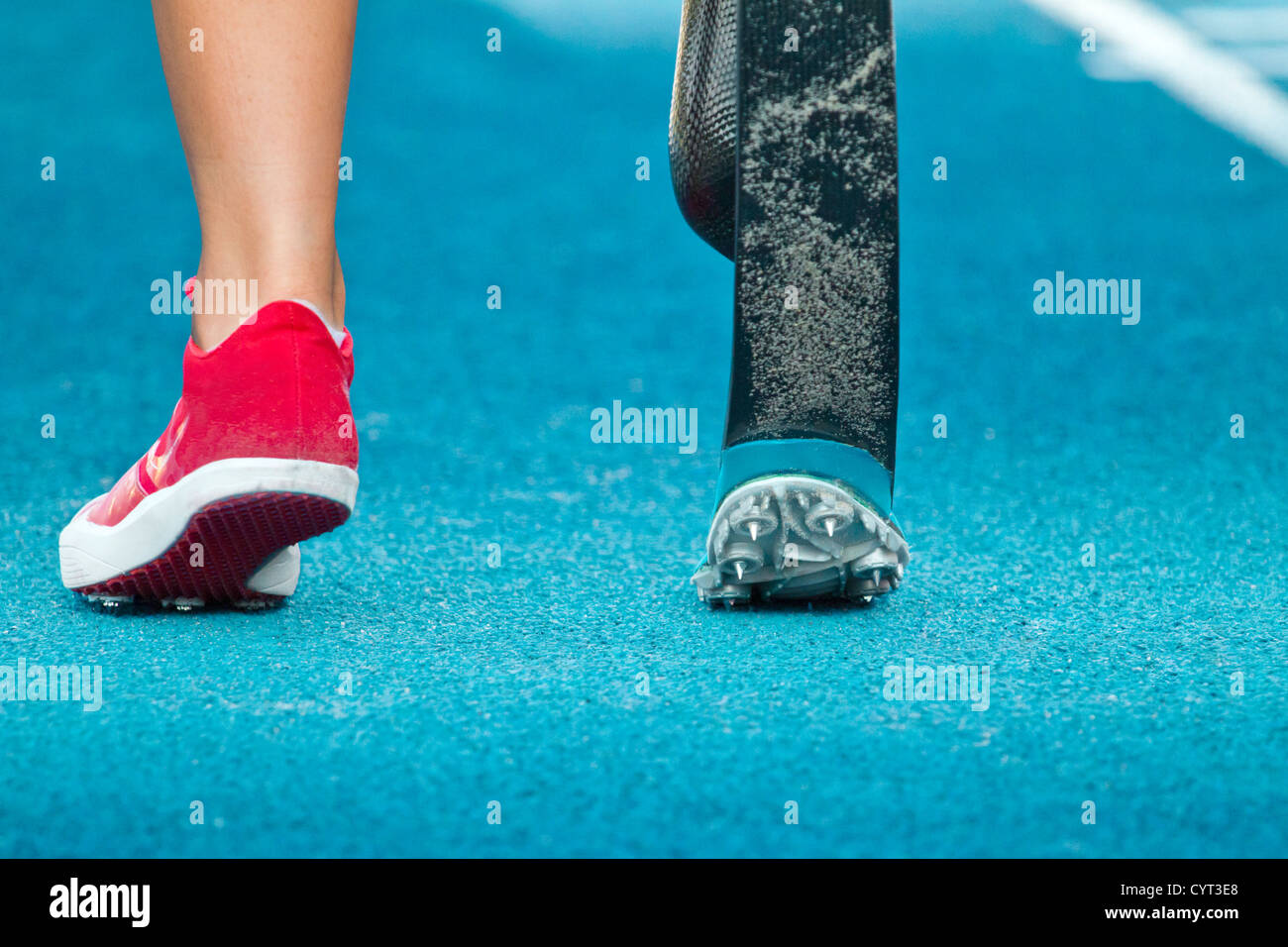 Femmes athlètes avec handicap se prépare pour le saut en longueur Banque D'Images