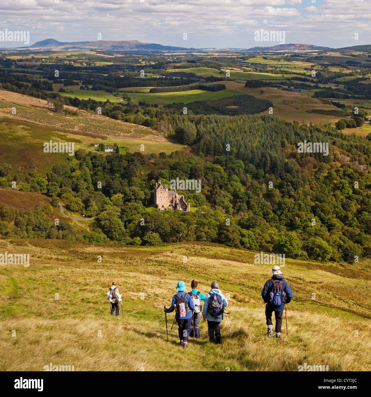 Les marcheurs en descente à partir du siège du roi au Château de Campbell en Dollar Glen Banque D'Images
