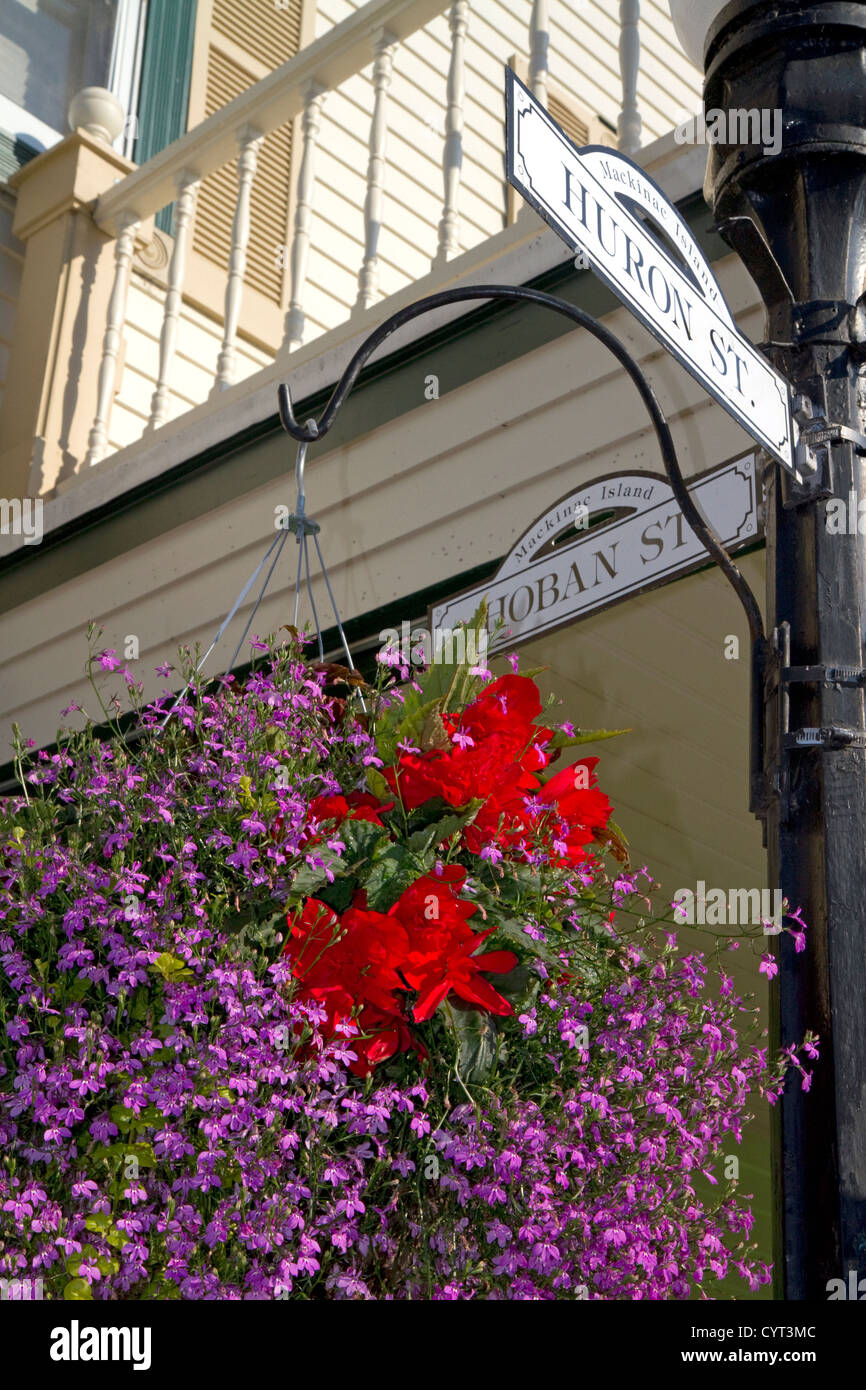 Huron Street sign et passer du panier de fleurs sur l'île Mackinac situé dans le lac Huron, Michigan, USA. Banque D'Images