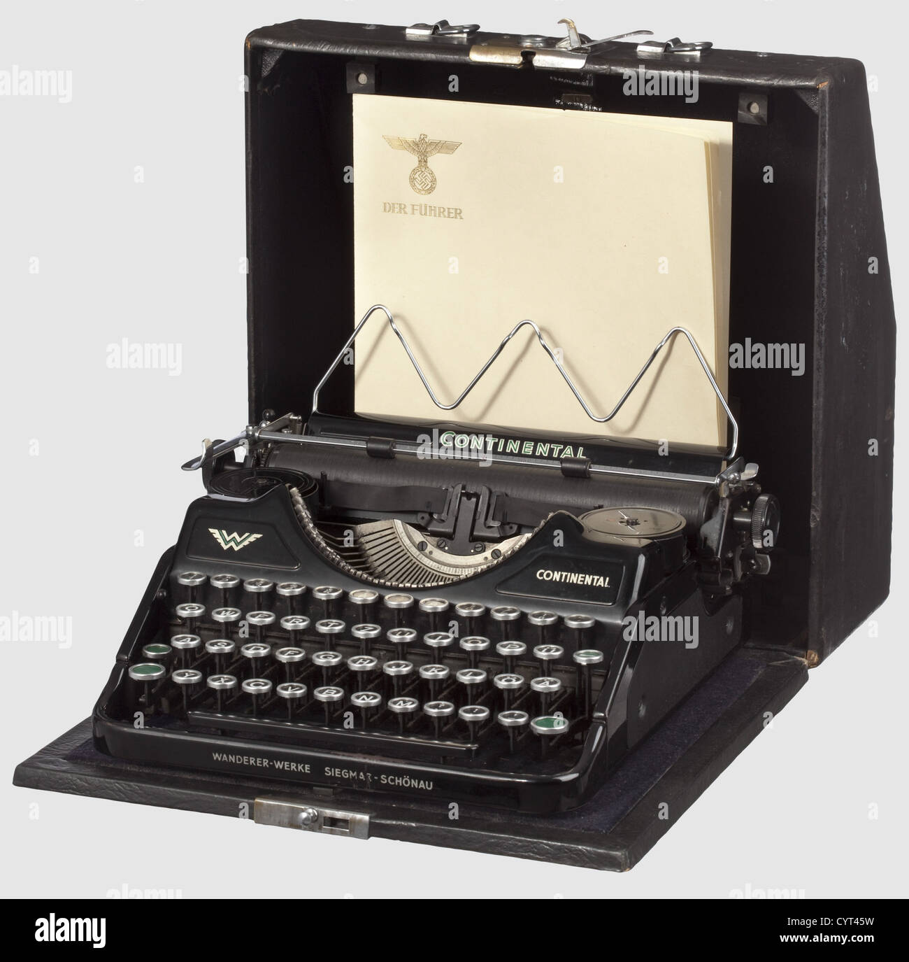 Gertraud 'Traudl' Junge(1920 - 2002), une machine à écrire continentale avec une police de 4 mm d'antiqua pour Adolf Hitler Wanderer Works,Siegmar-Schönau,numéro d'enregistrement 'R348995'. Boîtier noir verni, touches fonctionnelles, complet avec ruban de couleur. Les lettres sont dans le numéro spécial de 4 mm taille, pour corriger l'hypermétropie d'Hitler (voir aussi les lunettes de lecture d'Hitler, lot xxxx). Dans le cas d'origine, les dimensions peuvent être 33 x 33 x 14 cm. Provenance: Haucke Collection, Wolfenbüttel. Inclus est une lettre en profondeur, signée de Traudl Junge à Haucke en date de 1970, dans laquelle elle donne des remerciements, droits additionnels-Clearences-non disponible Banque D'Images
