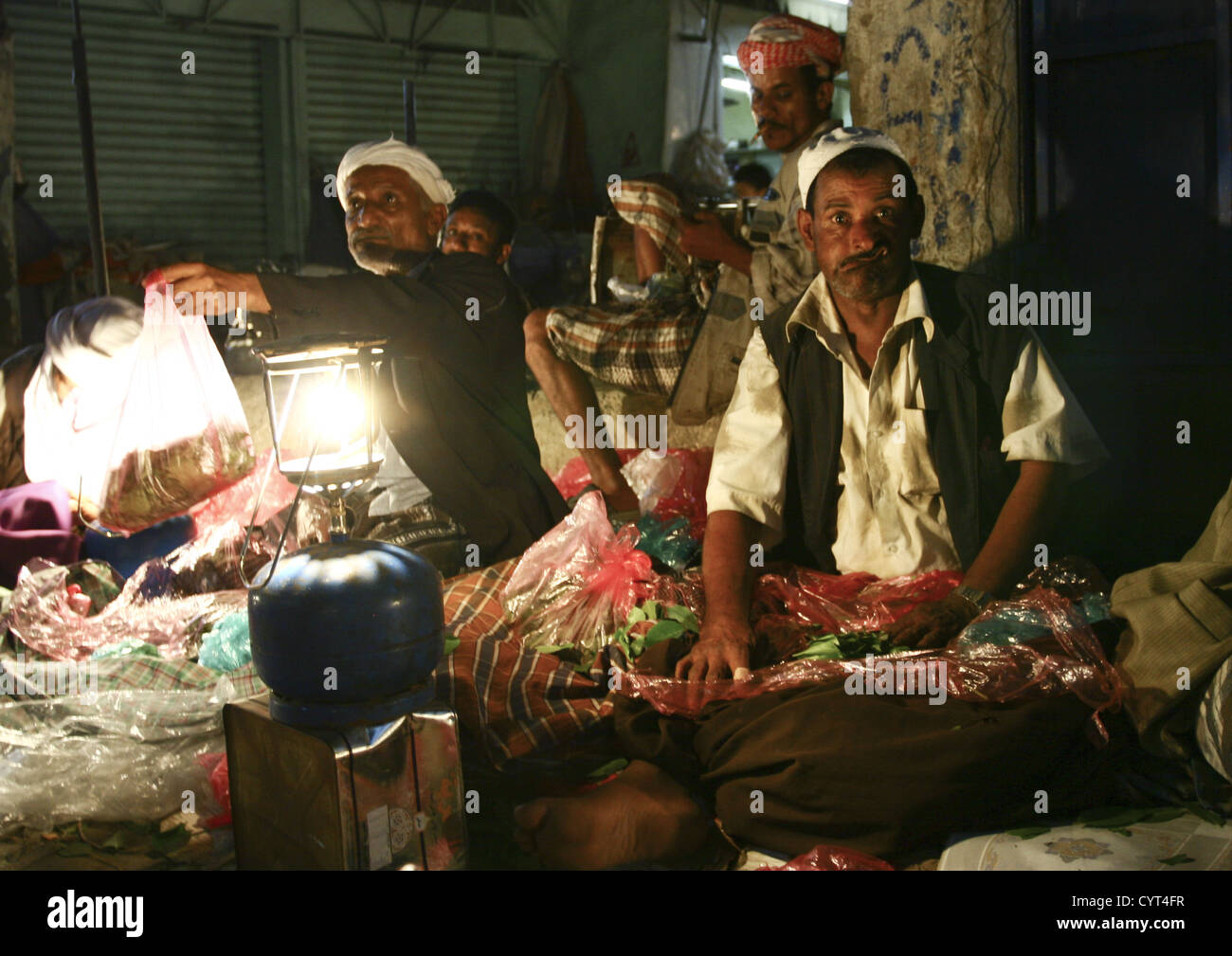 Deux feuilles de Qat Ventes Vente de Kat, Al Hodeida' Souq, Yémen Banque D'Images