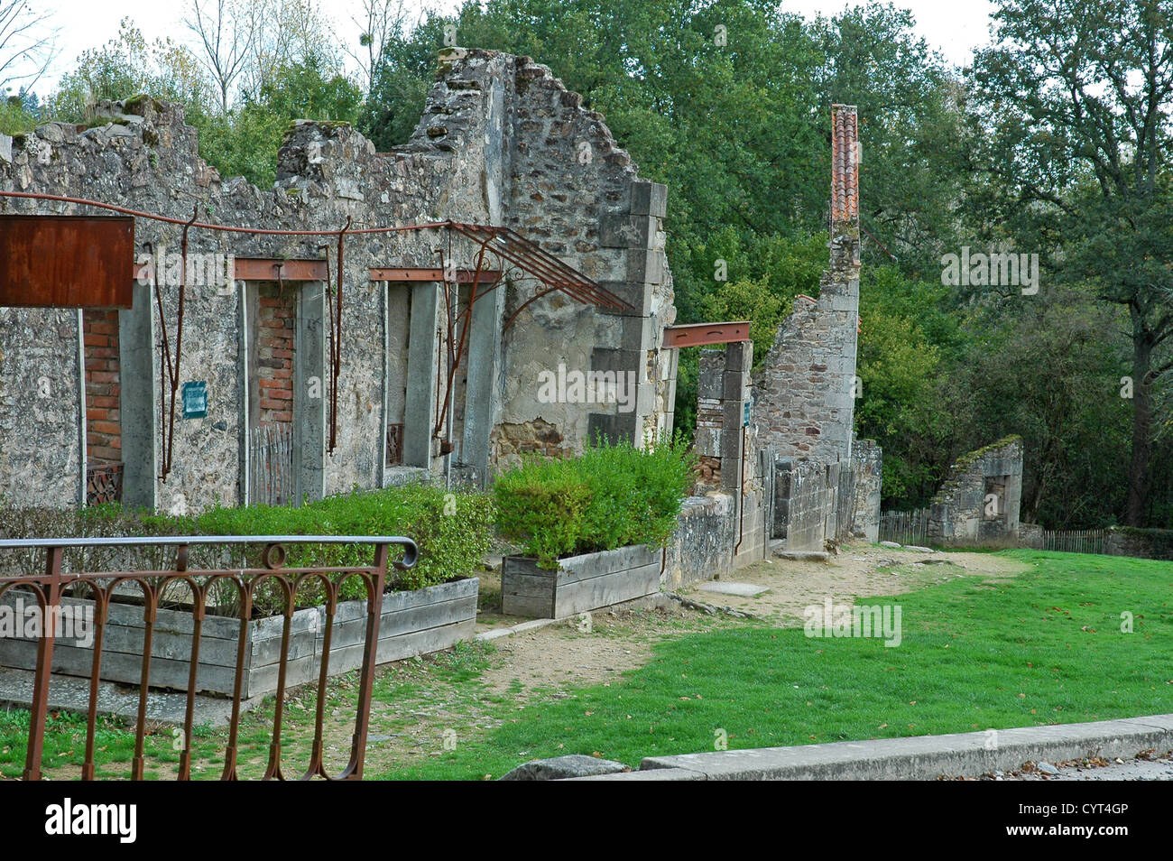 Des immeubles en ruines. Le reste de l'Étable Bouchole massacre. Oradour-Sur-Glane. Banque D'Images