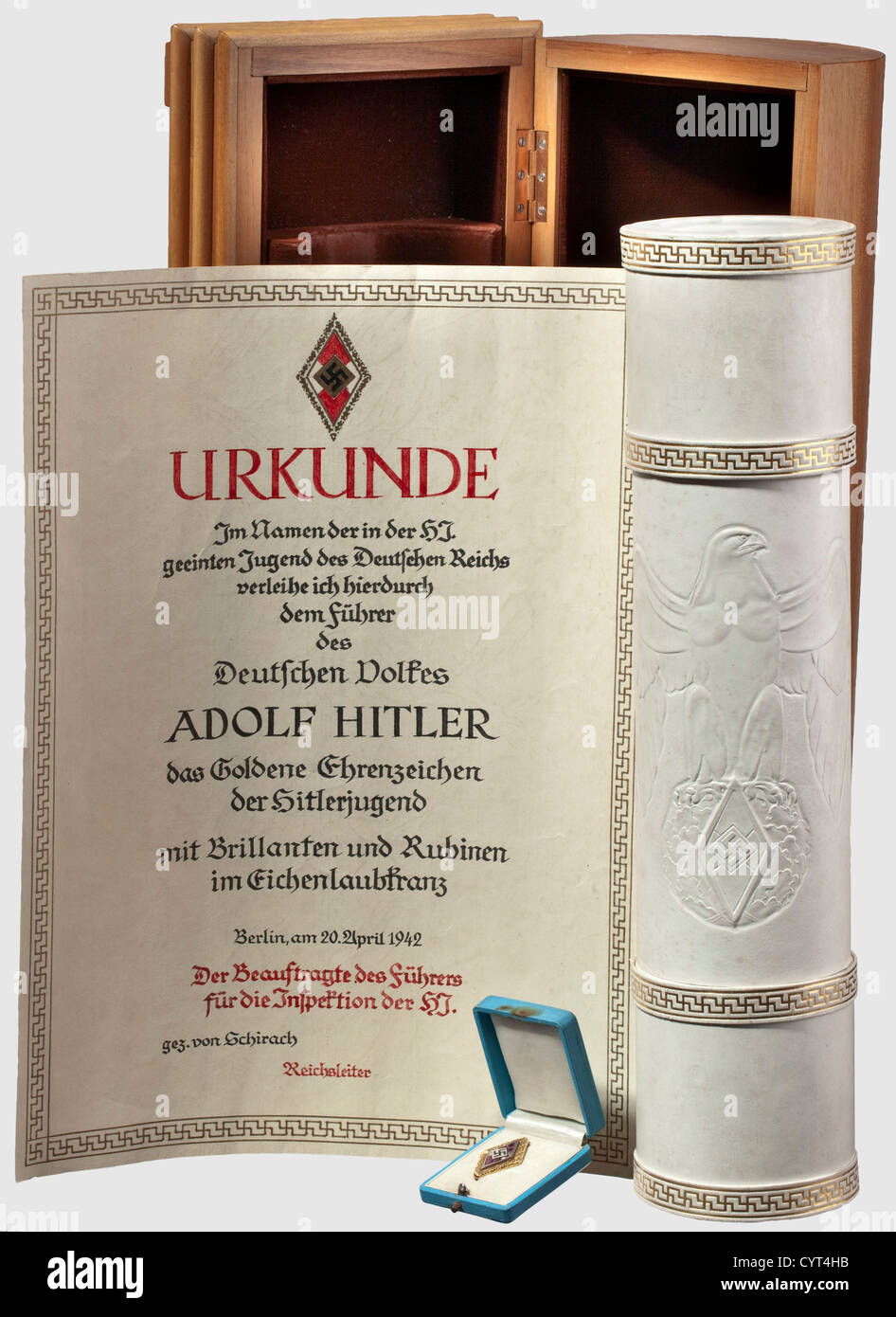 Adolf Hitler, un insigne d'honneur de la jeunesse d'Hitler doré avec des brillants et des rubis dans une couronne de feuilles de chêne Or (marque de fabrique '585'), platine, brillants et rubis. Pas de marque de fabricant. Dans un étui en cuir bleu clair avec doublure en velours blanc et soie. Le tube de document du document de récompense est inclus, un cylindre en cuir blanc avec l'aigle national estampé au-dessus d'un emblème de la jeunesse d'Hitler et des bandes de méandre estampillées en or continu. Le tube est dans son cercueil en bois de chêne correspondant avec brun v historique,historique,années 1930,20e siècle,NS,national-socialisme,nazisme,troisième Reich,GE,droits additionnels-Clearences-non disponible Banque D'Images
