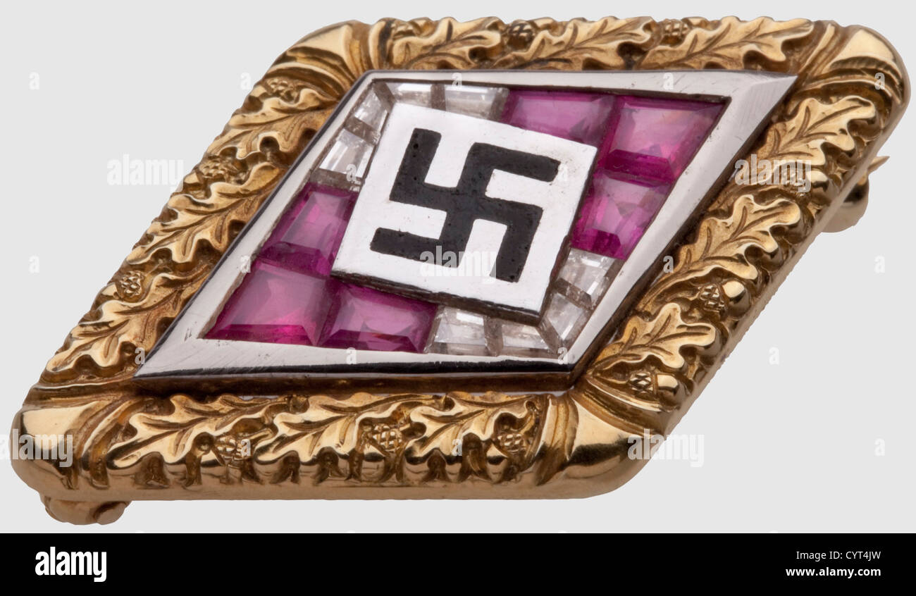 Adolf Hitler, un insigne d'honneur de la jeunesse d'Hitler doré avec des brillants et des rubis dans une couronne de feuilles de chêne Or (marque de fabrique '585'), platine, brillants et rubis. Pas de marque de fabricant. Dans un étui en cuir bleu clair avec doublure en velours blanc et soie. Le tube de document du document de récompense est inclus, un cylindre en cuir blanc avec l'aigle national estampé au-dessus d'un emblème de la jeunesse d'Hitler et des bandes de méandre estampillées en or continu. Le tube est dans son cercueil en bois de chêne correspondant avec brun v historique,historique,années 1930,20e siècle,NS,national-socialisme,nazisme,troisième Reich,GE,droits additionnels-Clearences-non disponible Banque D'Images