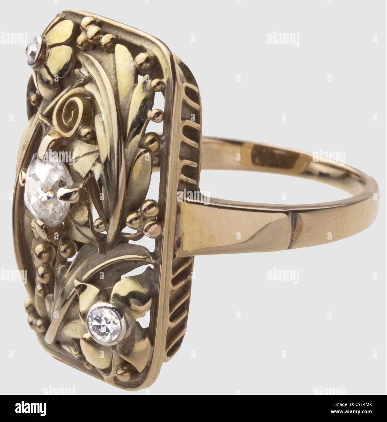 EVA Braun(1912 - 1945), un bracelet or et un anneau avec des brillants de ses biens personnels or jaune avec 21 brillants, trois brillants chacun dans un total de sept tableaux à la mode individuelle.la fermeture marquée "KLEEMANN HANDARBEIT" et "585".poids 31,4 g.inclus est un anneau d'accompagnement, également d'or jaune, dans le même style avec trois brillants Surface interne poinçonnée « 585 ».poids 5.7 g.ces pièces de luxe sont faites dans une pièce de filigree exceptionnelle dans l'art de l'orfèvre le plus élevé.UN bracelet moderne de cette qualité pourrait facilement dépasser les s,droits supplémentaires-Clearences-pas disponible Banque D'Images