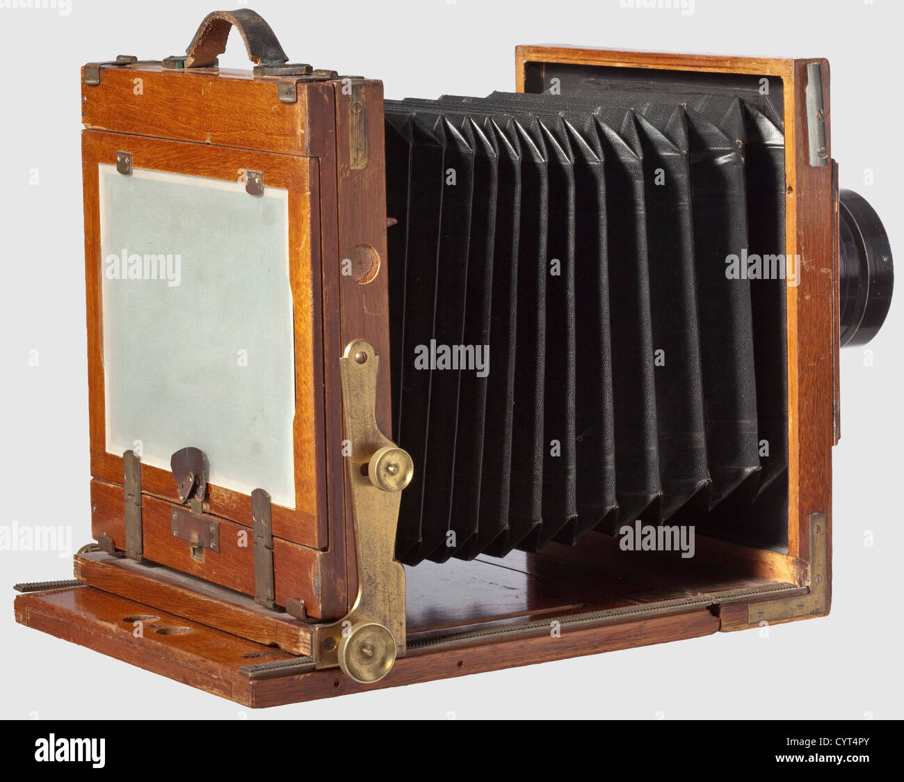 EVA Braun(1912 - 1945)- Heinrich Hoffmann(1885 - 1957),une caméra à plaque, version pour climats humides le corps de bois fin avec raccords en laiton, taille de plaque 13 x 18 cm, avec objectif grand format 'Meyer Görlitz Trioplan 35/210'.avec deux autres lentilles et quelques accessoires.selon le fils Rainer Berlingoff de Gretl Braun, l'appareil photo personnel était présent Cadeau de Hoffmann à Eva Braun, qui avait travaillé comme technicien de laboratoire photo dans son studio et qui est ensuite resté un passionné de photographie.l'appareil photo vient de la propriété de la sœur d'Eva Braun Margarete 'Gretl', droits supplémentaires-Clearences-non disponible Banque D'Images