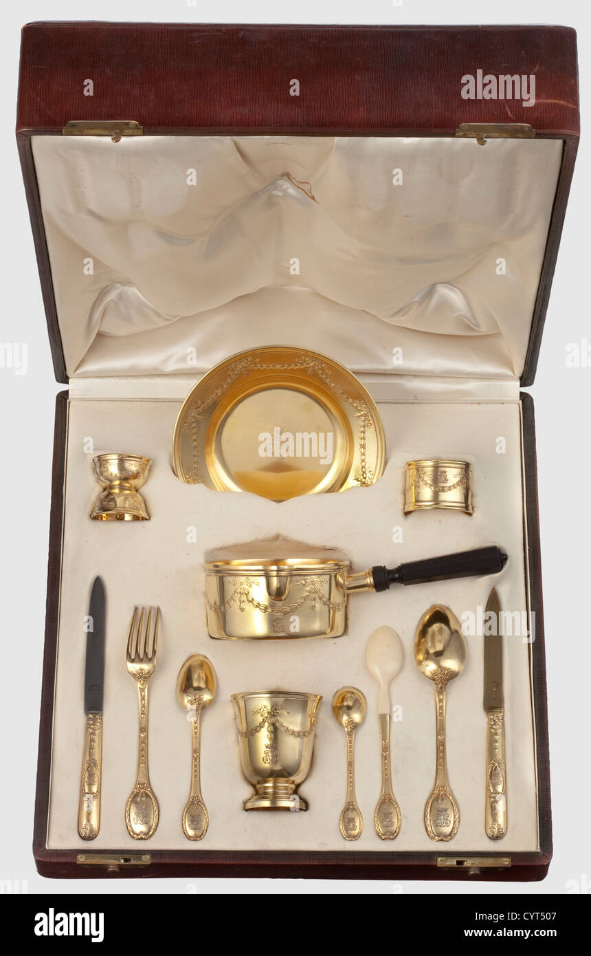 Ferdinand d'Orléans,Duc d'Alencon(1844 - 1910),un ensemble de vaisselle de  voyage dans une boîte,Paris vers 1880 argent doré,comprenant des assiettes  à dîner, couverts, cocotte, tasses, porte-serviettes et coquetiers,douze  morceaux au total. Tous les