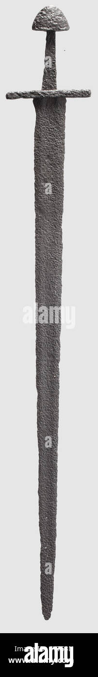 Une épée inscrite, 2ème moitié du XIe siècle lame mince avec une large plus pleine de chaque côté, une avec une inscription presque illisible incrustée dans le fer '+VLFBDEX+T'(?). Petits quillons lourds avec section quadrangulaire, tenon étroite et pommel de champignons. Longueur: 97 cm. L'inscription du nom, 'Ulfbehrt'(avec variantes)se réfère probablement à un Smith frankish du VIIIe siècle sur le Rhin inférieur, dont les épées étaient si fortement considérées que son nom est rapidement devenu une sorte de marque, historique,historique,11ème siècle,épée,épées,armes,armes,arme,a,droits additionnels-Clearences-pas disponible Banque D'Images