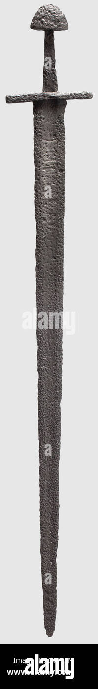 Une épée inscrite, 2ème moitié du XIe siècle lame mince avec une large plus pleine de chaque côté, une avec une inscription presque illisible incrustée dans le fer '+VLFBDEX+T'(?). Petits quillons lourds avec section quadrangulaire, tenon étroite et pommel de champignons. Longueur: 97 cm. L'inscription du nom, 'Ulfbehrt'(avec variantes)se réfère probablement à un Smith frankish du VIIIe siècle sur le Rhin inférieur, dont les épées étaient si fortement considérées que son nom est rapidement devenu une sorte de marque, historique,historique,11ème siècle,épée,épées,armes,armes,arme,a,droits additionnels-Clearences-pas disponible Banque D'Images