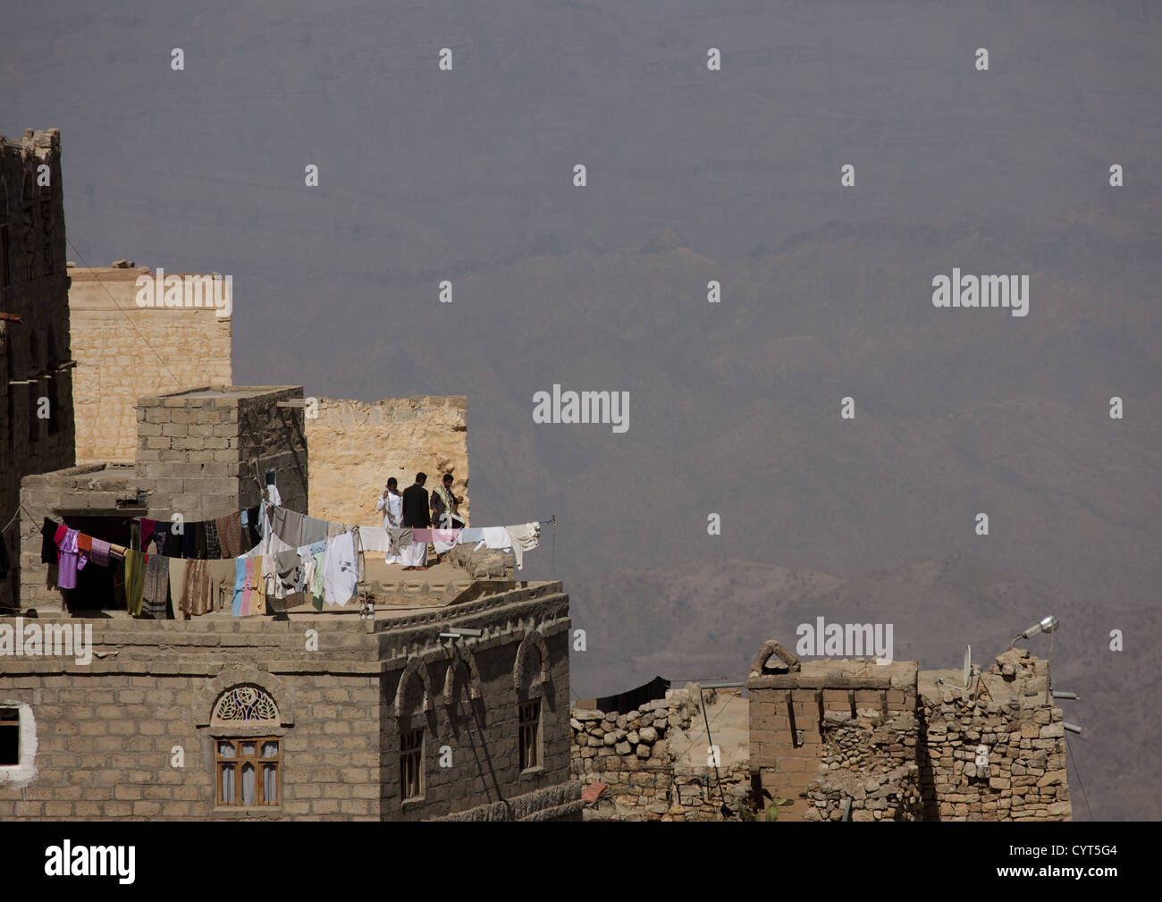 Vêtements suspendus pour sécher sur un toit, Kholan Village, Yémen Banque D'Images