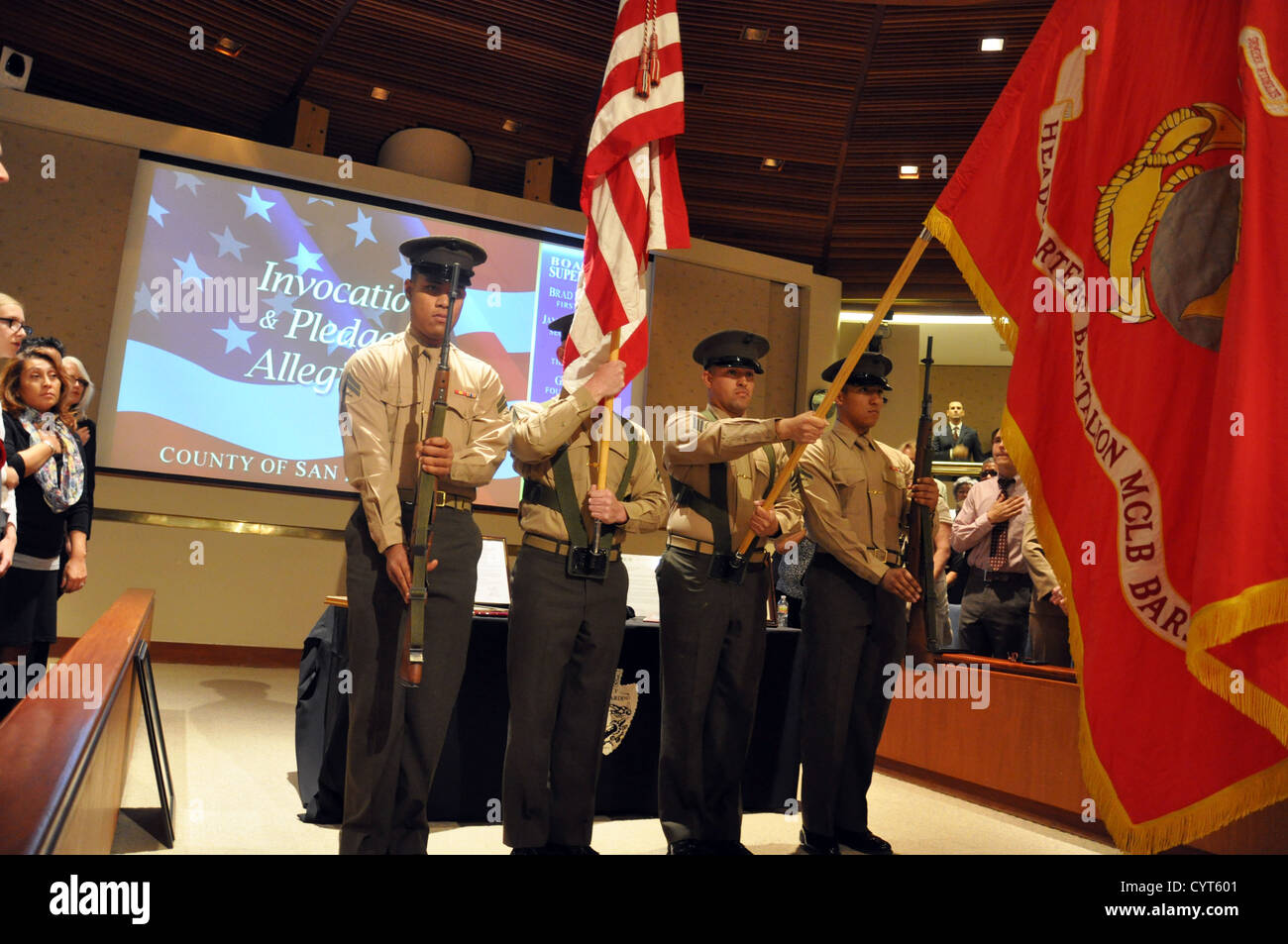 Les marines stationnés à la base logistique du corps des Marines de Barstow présentent les couleurs nationales lors d'une cérémonie de retraite pour un fonctionnaire du gouvernement local en Californie. Banque D'Images